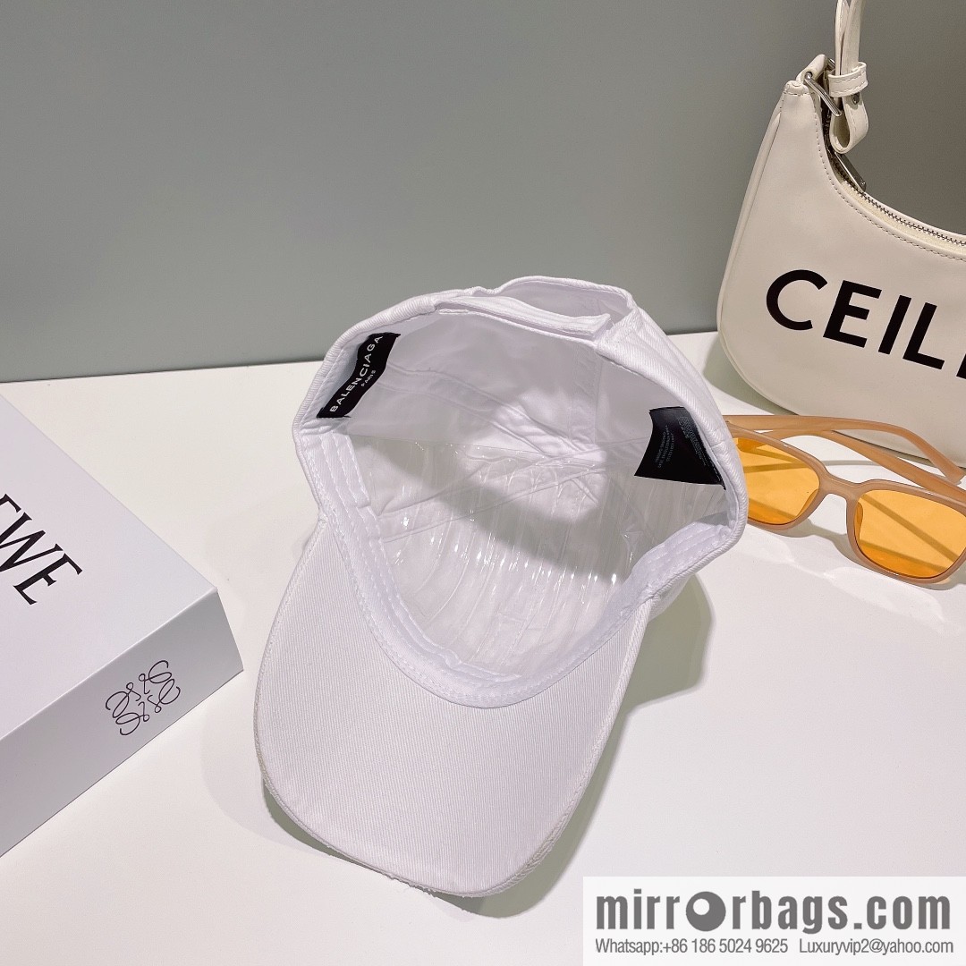 Balenciaga's new embroidered versatile baseball cap