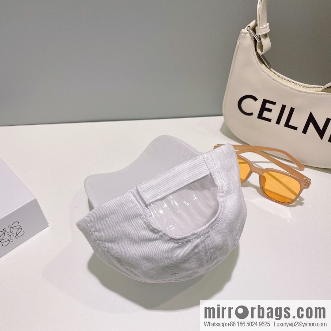 Balenciaga's new embroidered versatile baseball cap