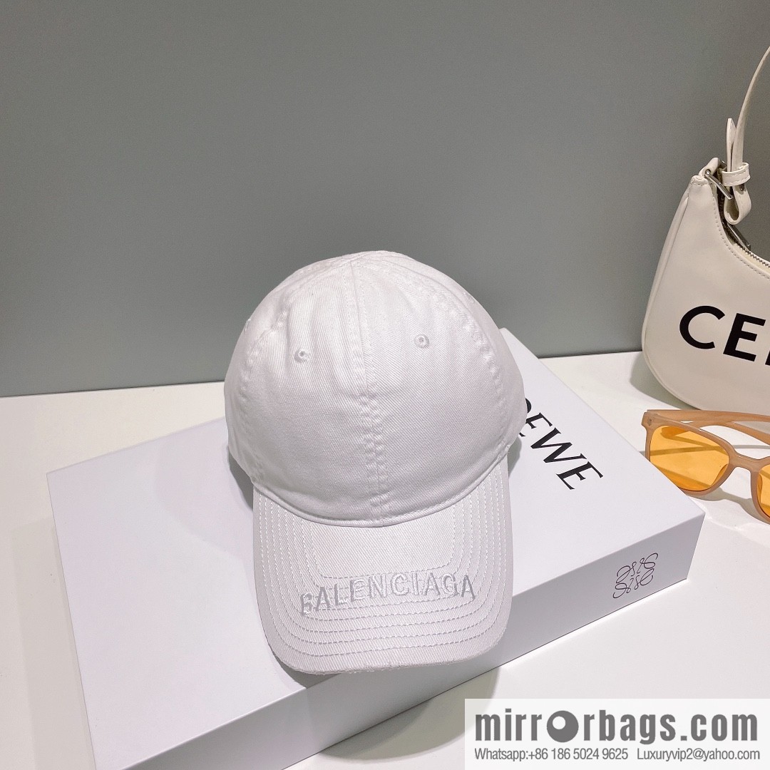 Balenciaga's new embroidered versatile baseball cap