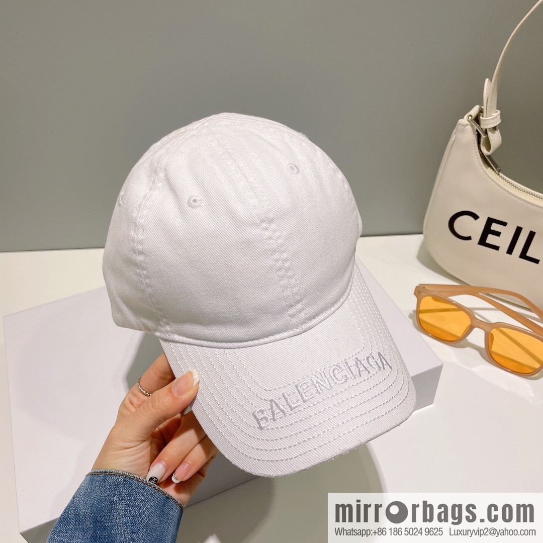 Balenciaga's new embroidered versatile baseball cap