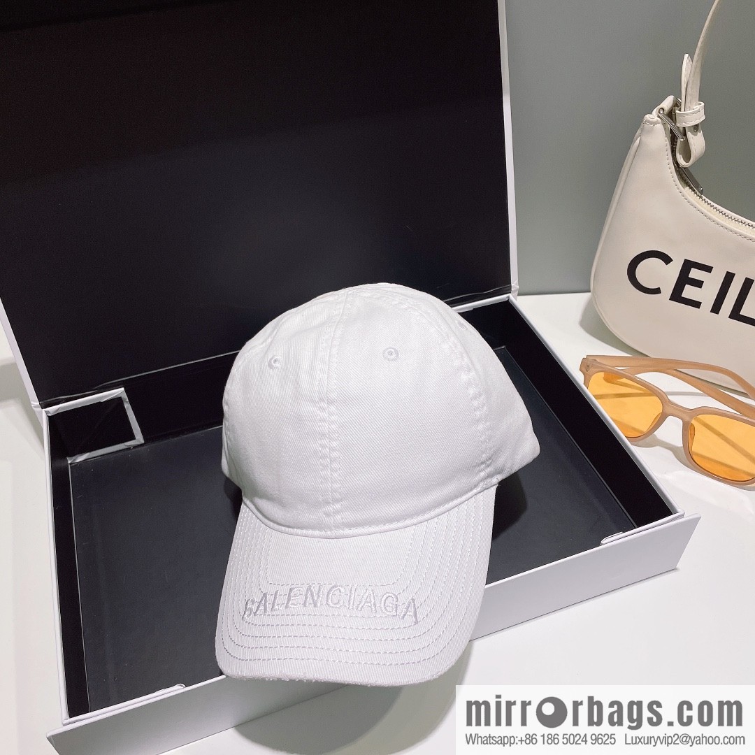 Balenciaga's new embroidered versatile baseball cap