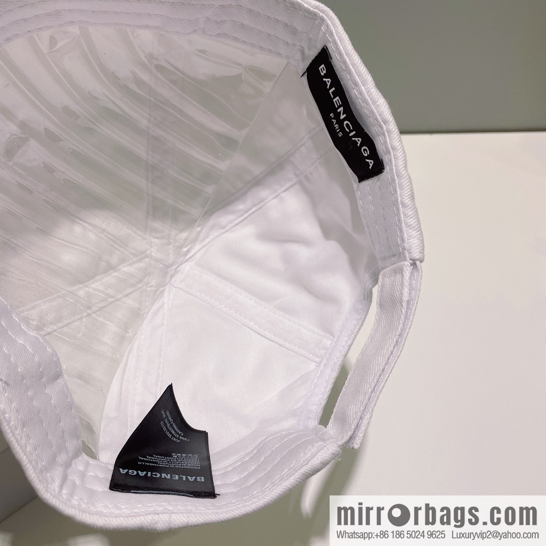 Balenciaga's new embroidered versatile baseball cap