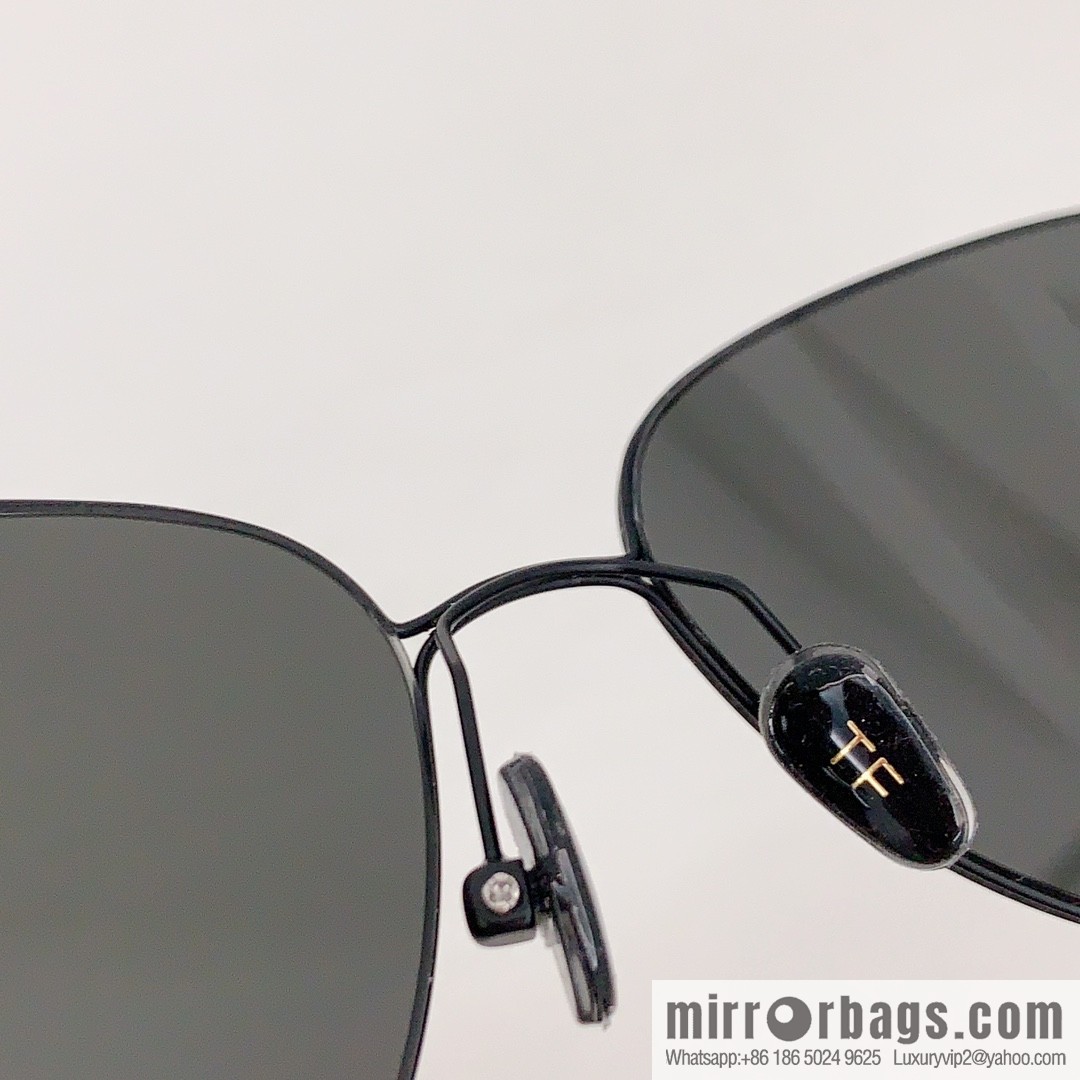 TOM FORD Metal temple embellishment logo Unisex sunglasses