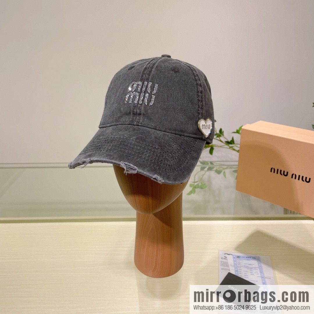 MIUMIU Miu Miu's new plain baseball cap