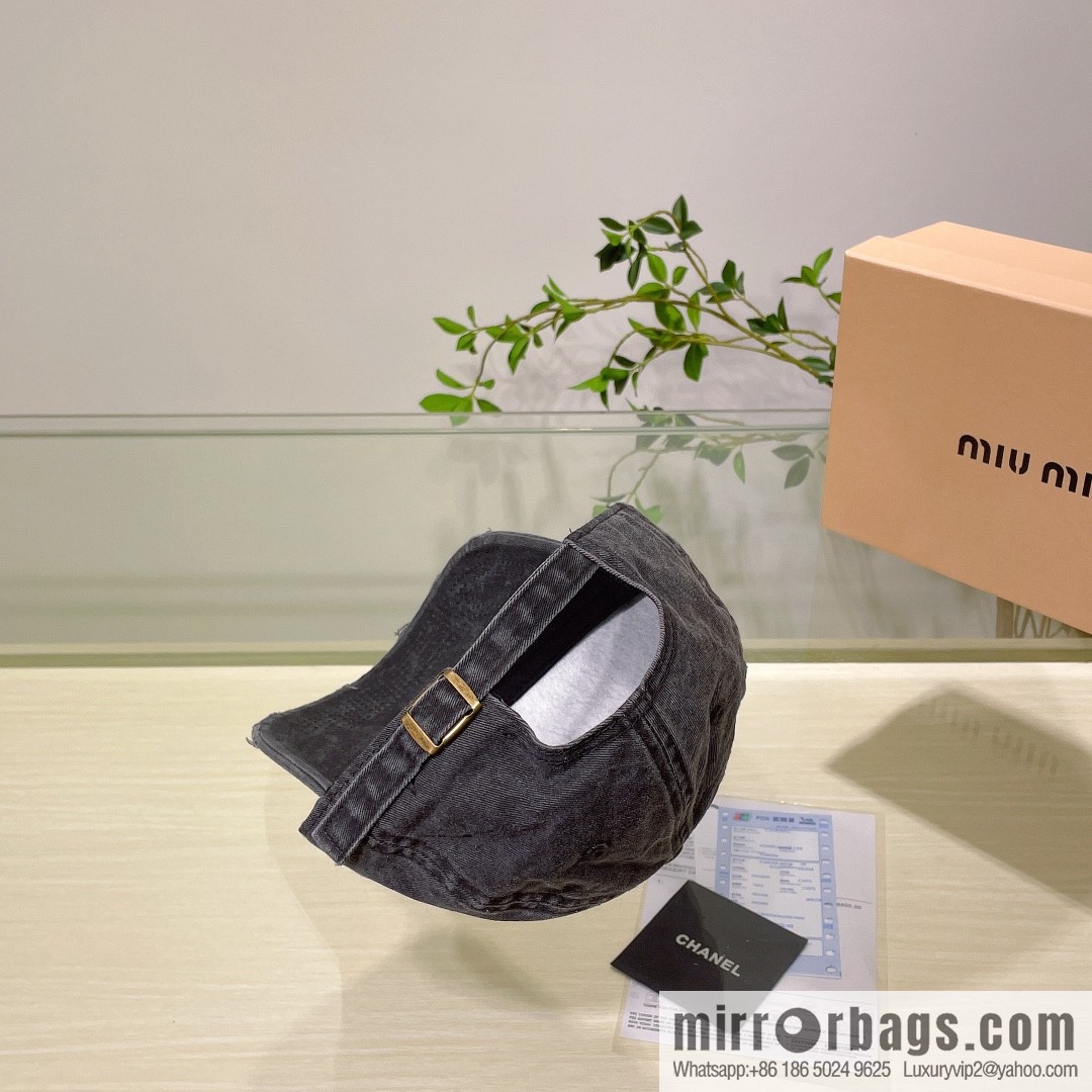 MIUMIU Miu Miu's new plain baseball cap