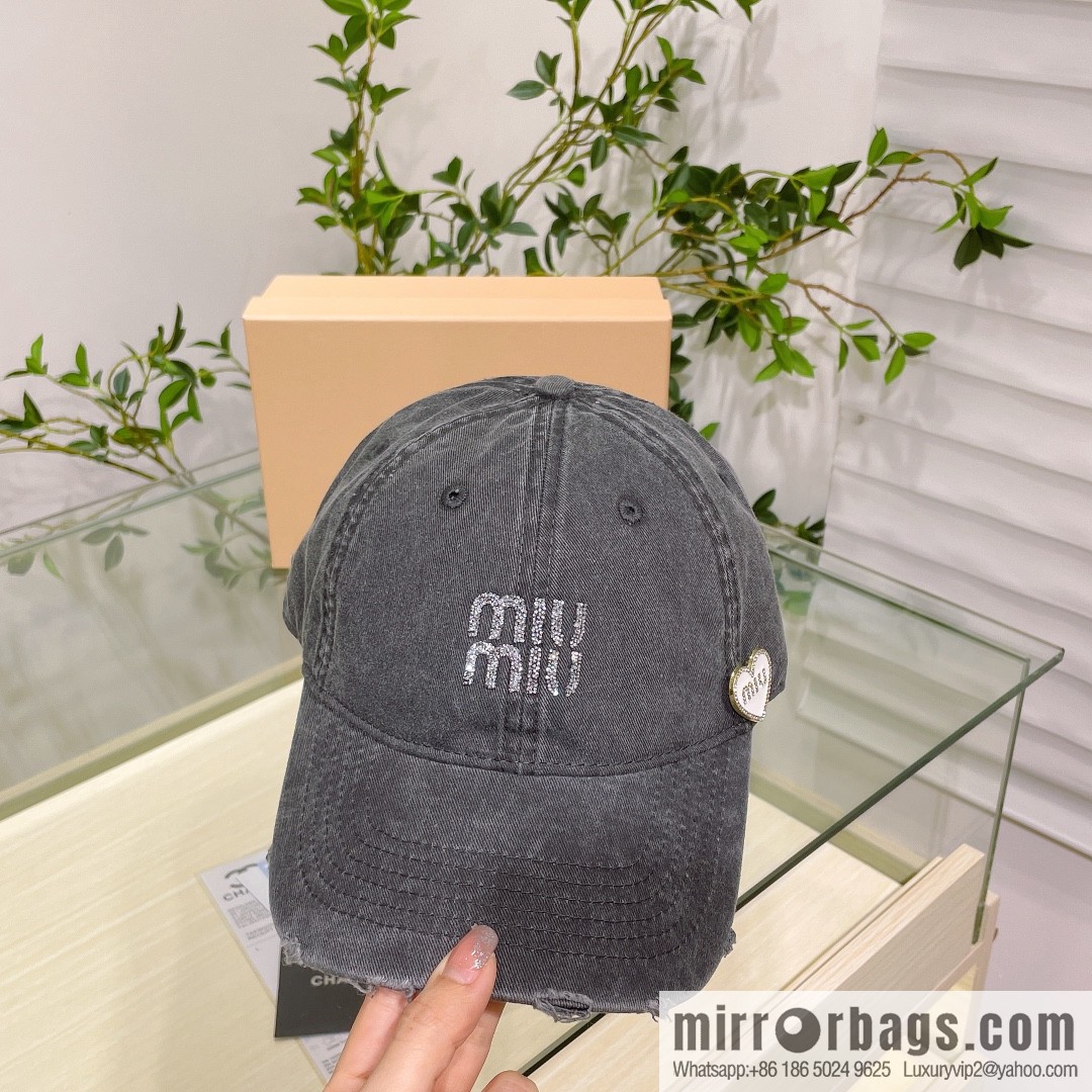 MIUMIU Miu Miu's new plain baseball cap