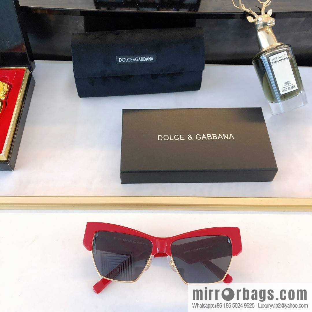 DOLCE & GABBANA Dolce & Gabbana temple three-dimensional letters