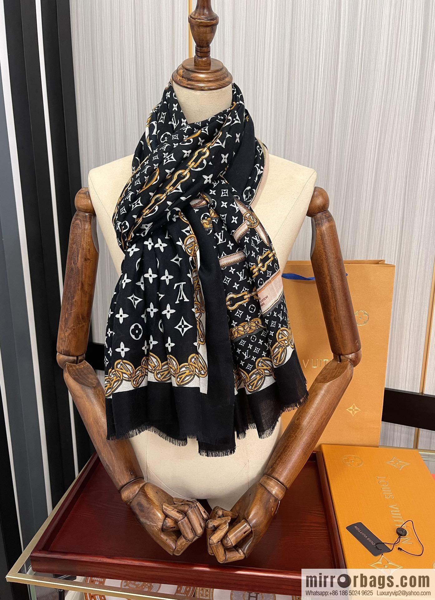 LV Louis Vuitton Double Sided 300 Ring Fleece Long Towel