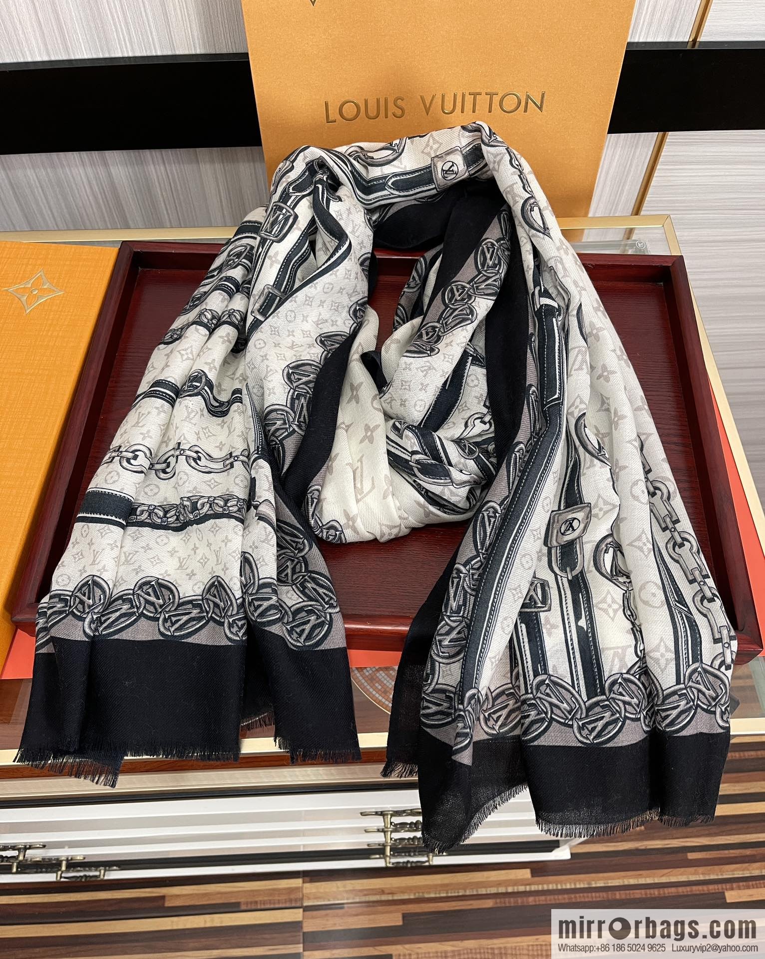 LV Louis Vuitton Double Sided 300 Ring Fleece Long Towel