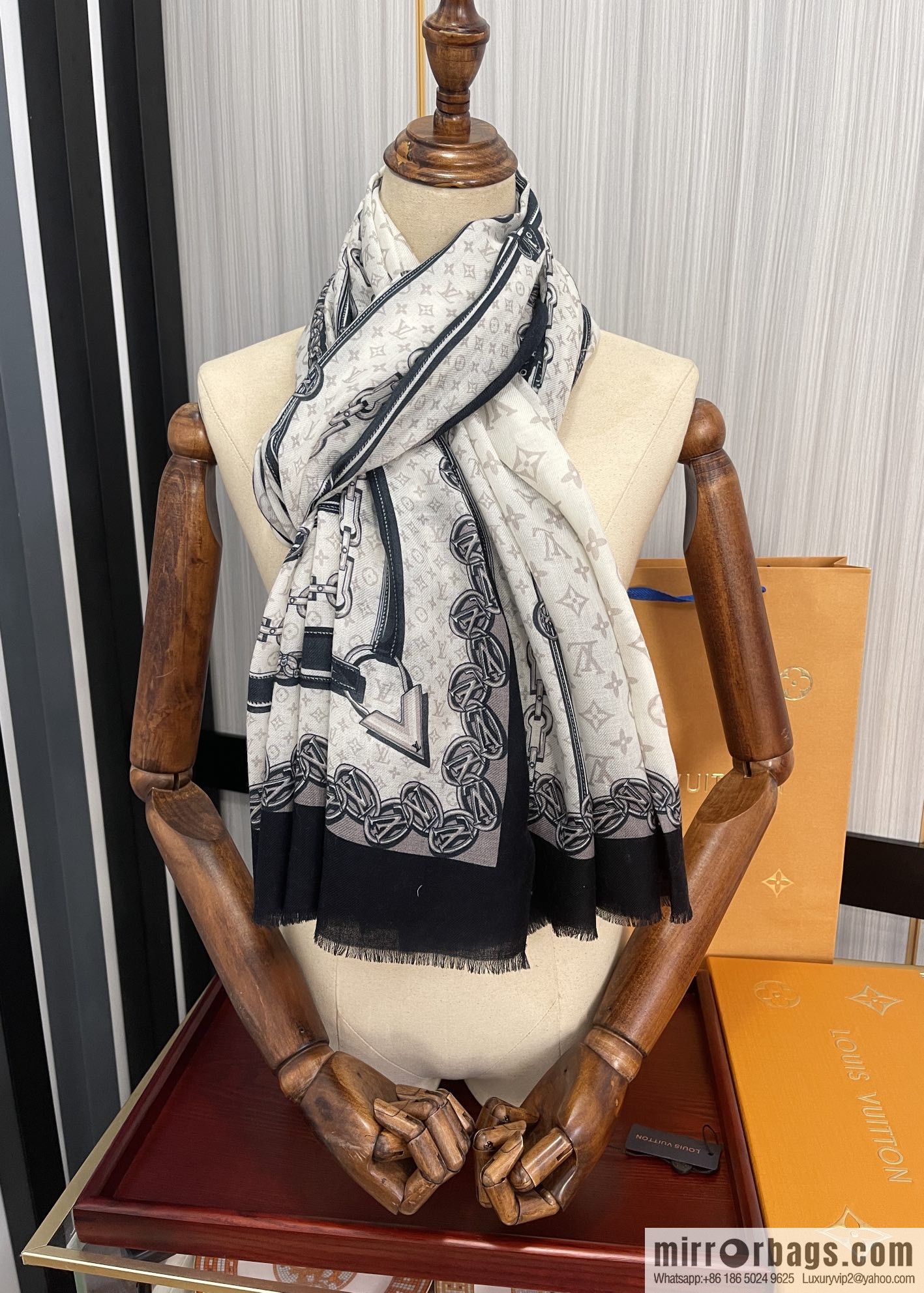 LV Louis Vuitton Double Sided 300 Ring Fleece Long Towel