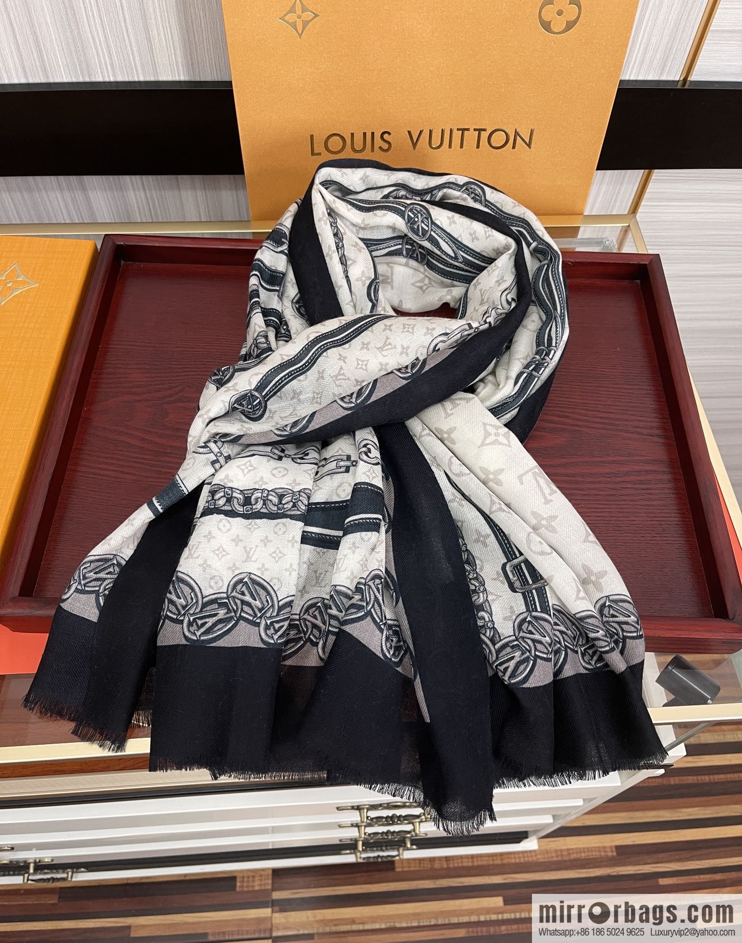 LV Louis Vuitton Double Sided 300 Ring Fleece Long Towel