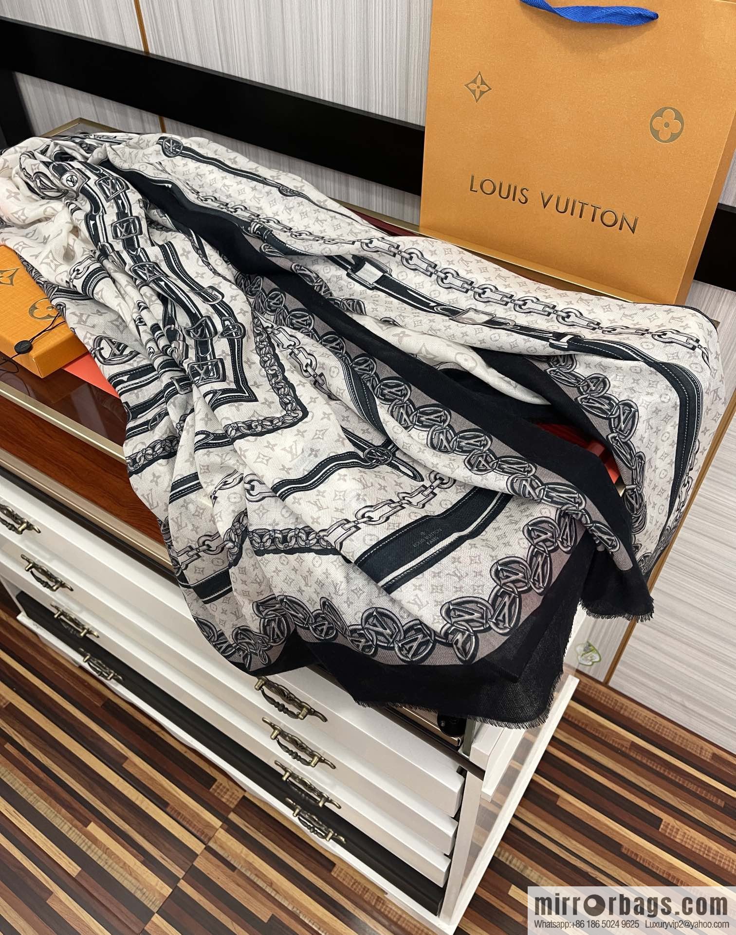 LV Louis Vuitton Double Sided 300 Ring Fleece Long Towel