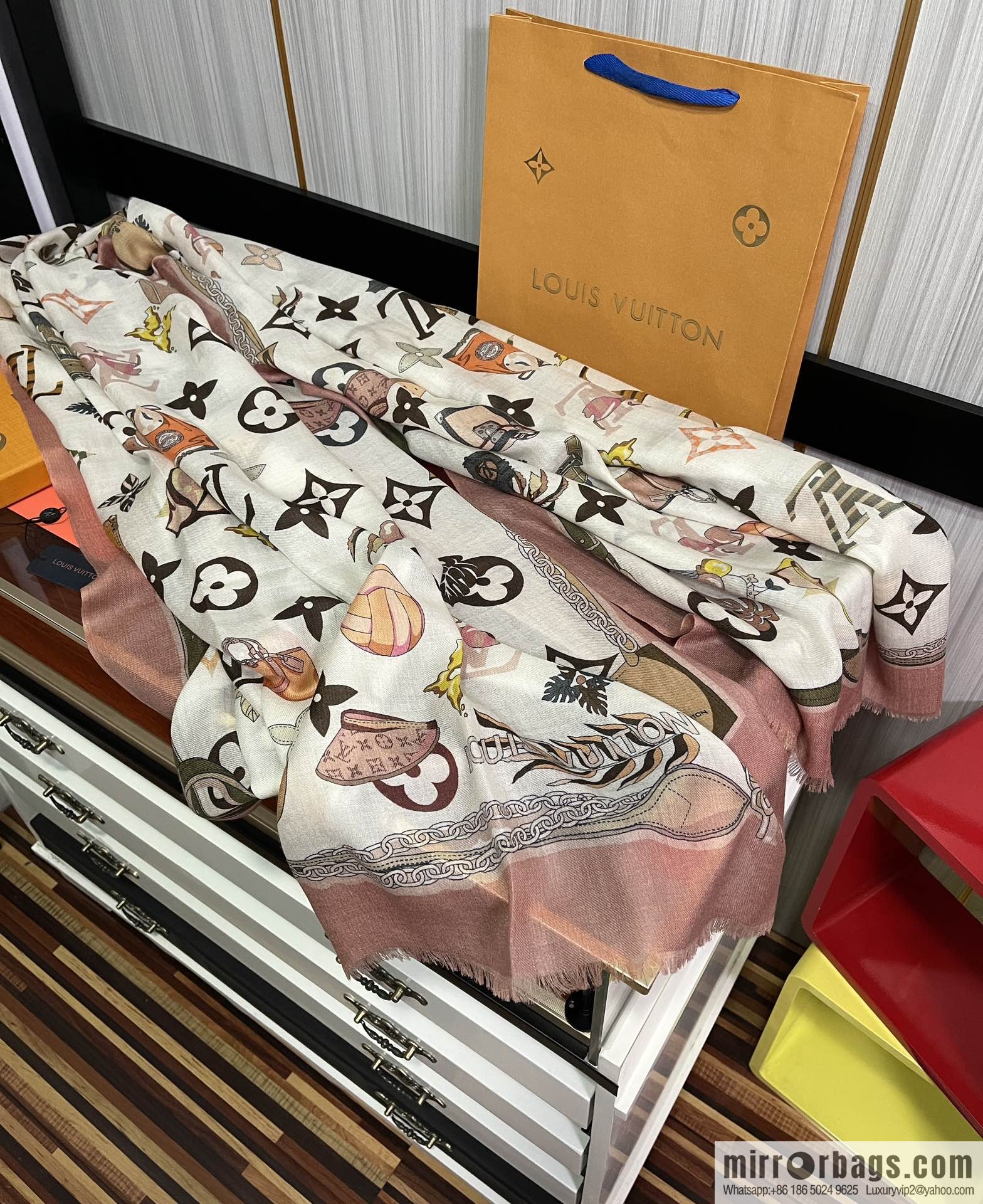 LV Louis Vuitton double-sided ring velvet long towel