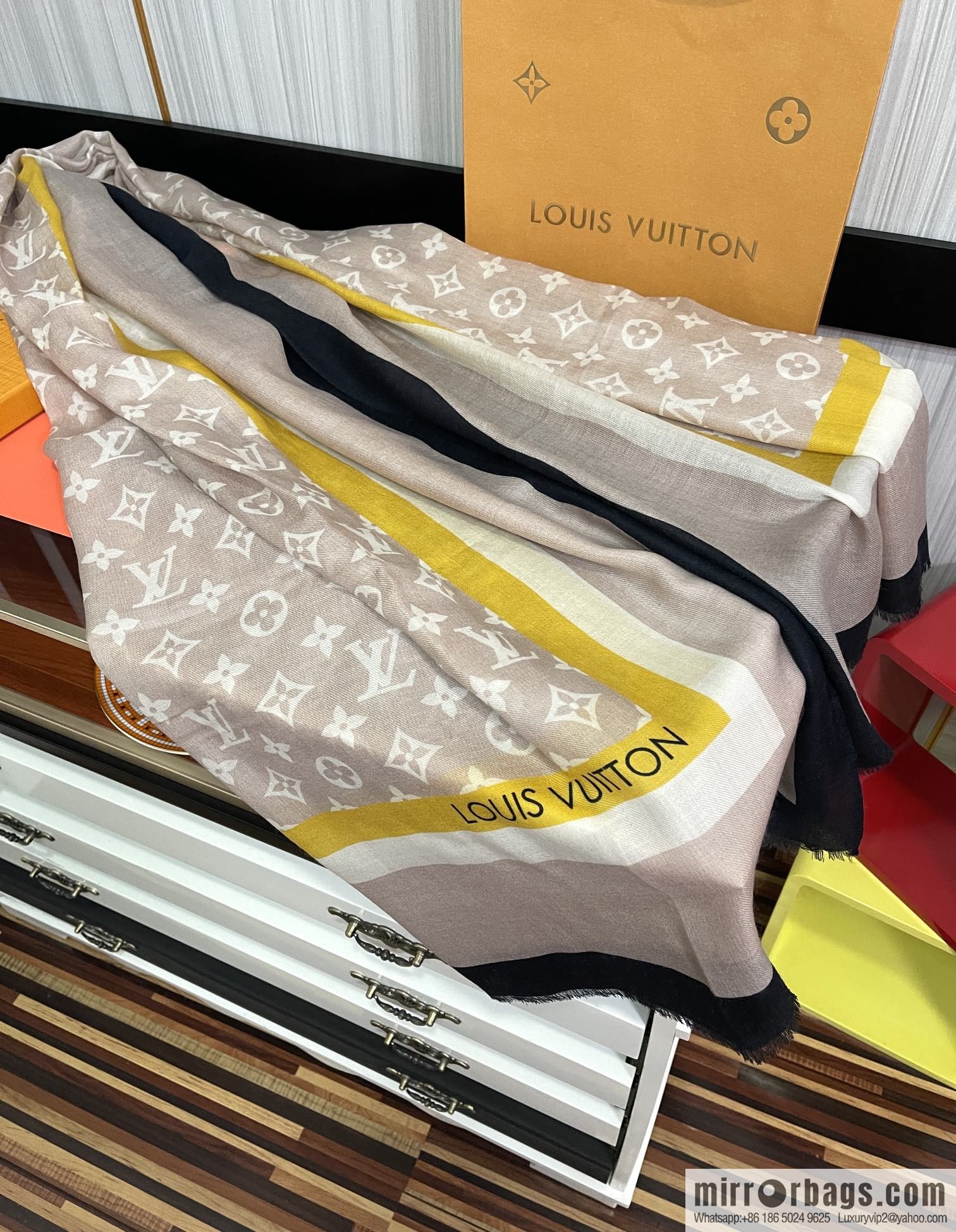 LV Louis Vuitton double-sided ring velvet long towel