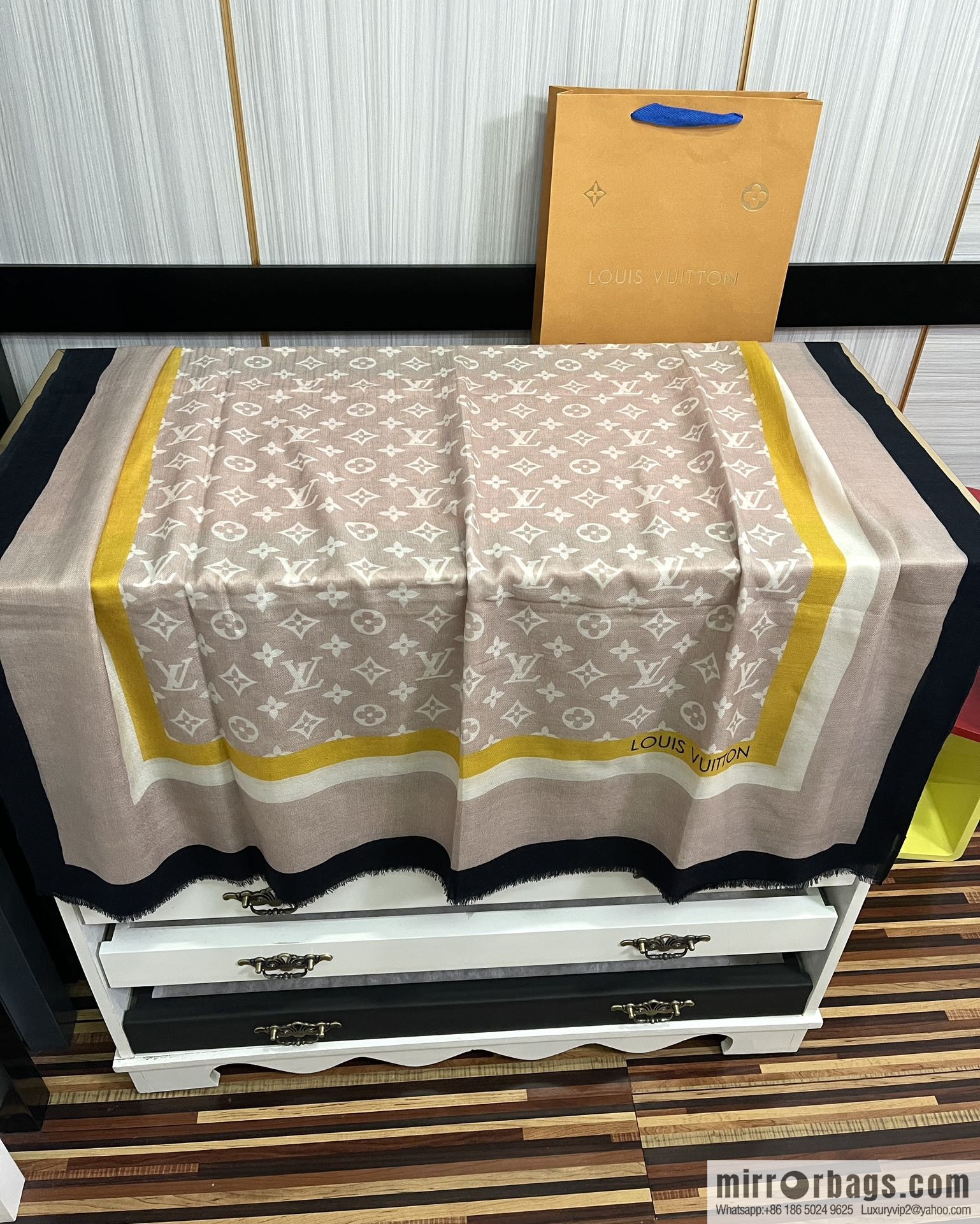 LV Louis Vuitton double-sided ring velvet long towel