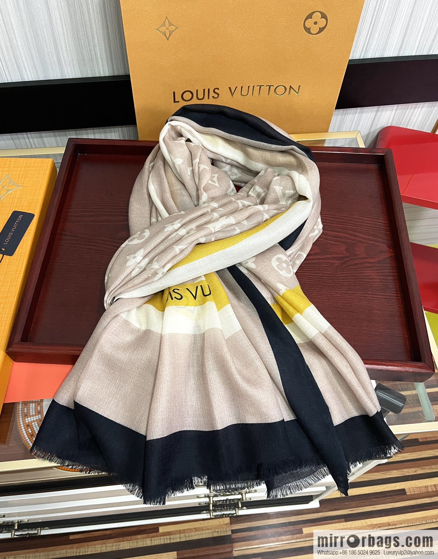 LV Louis Vuitton double-sided ring velvet long towel