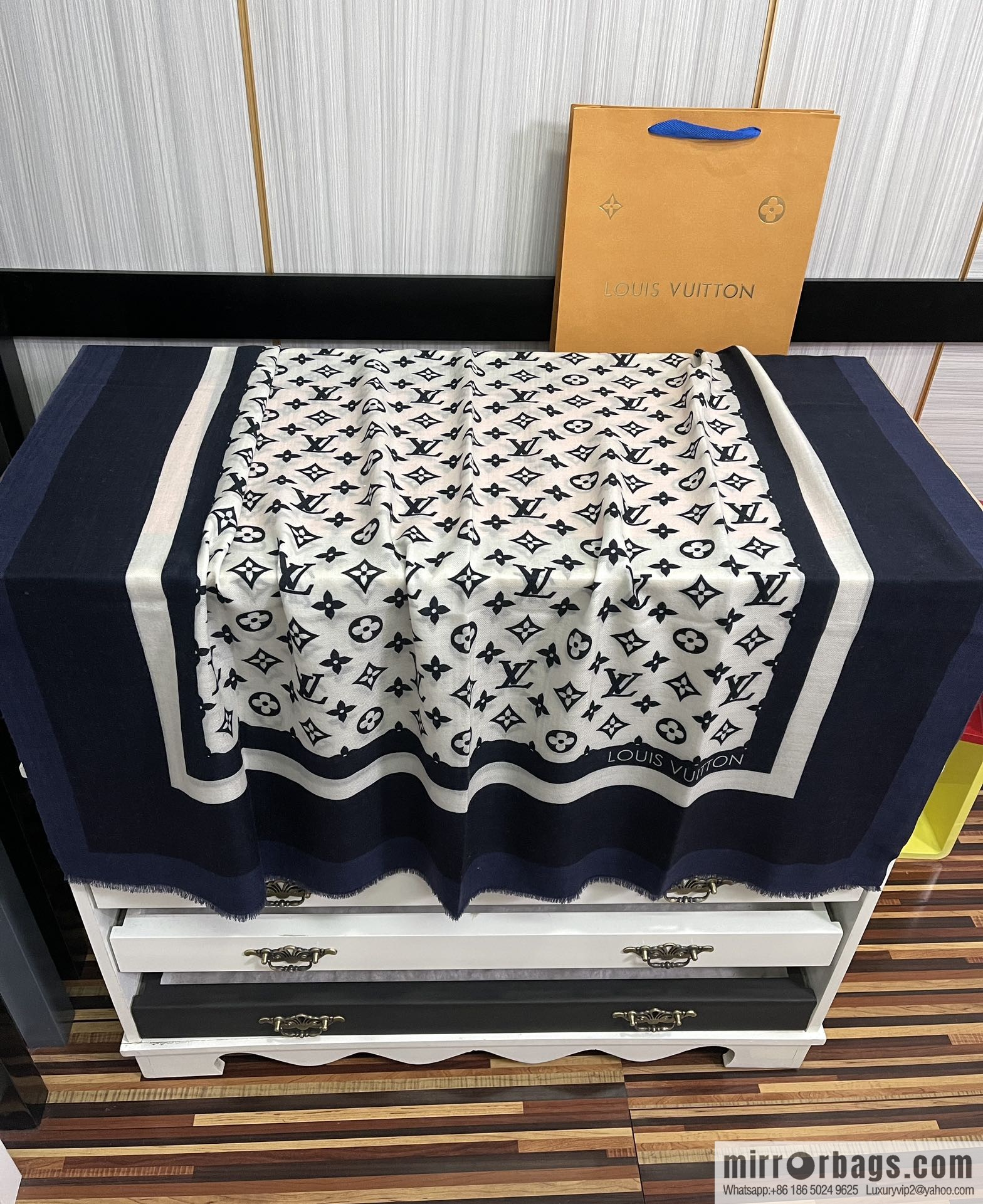 LV Louis Vuitton double-sided ring velvet long towel