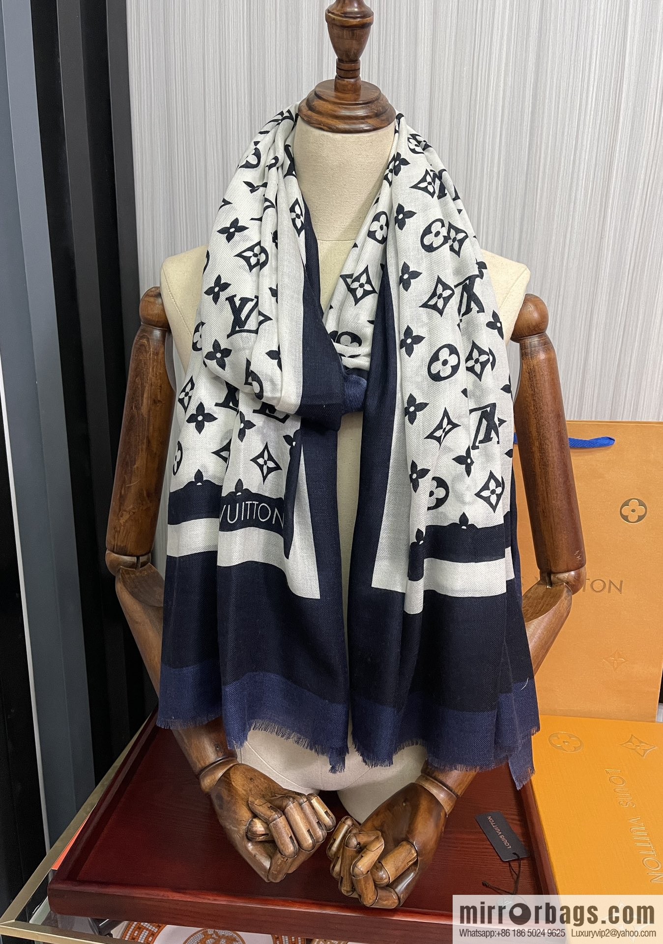 LV Louis Vuitton double-sided ring velvet long towel