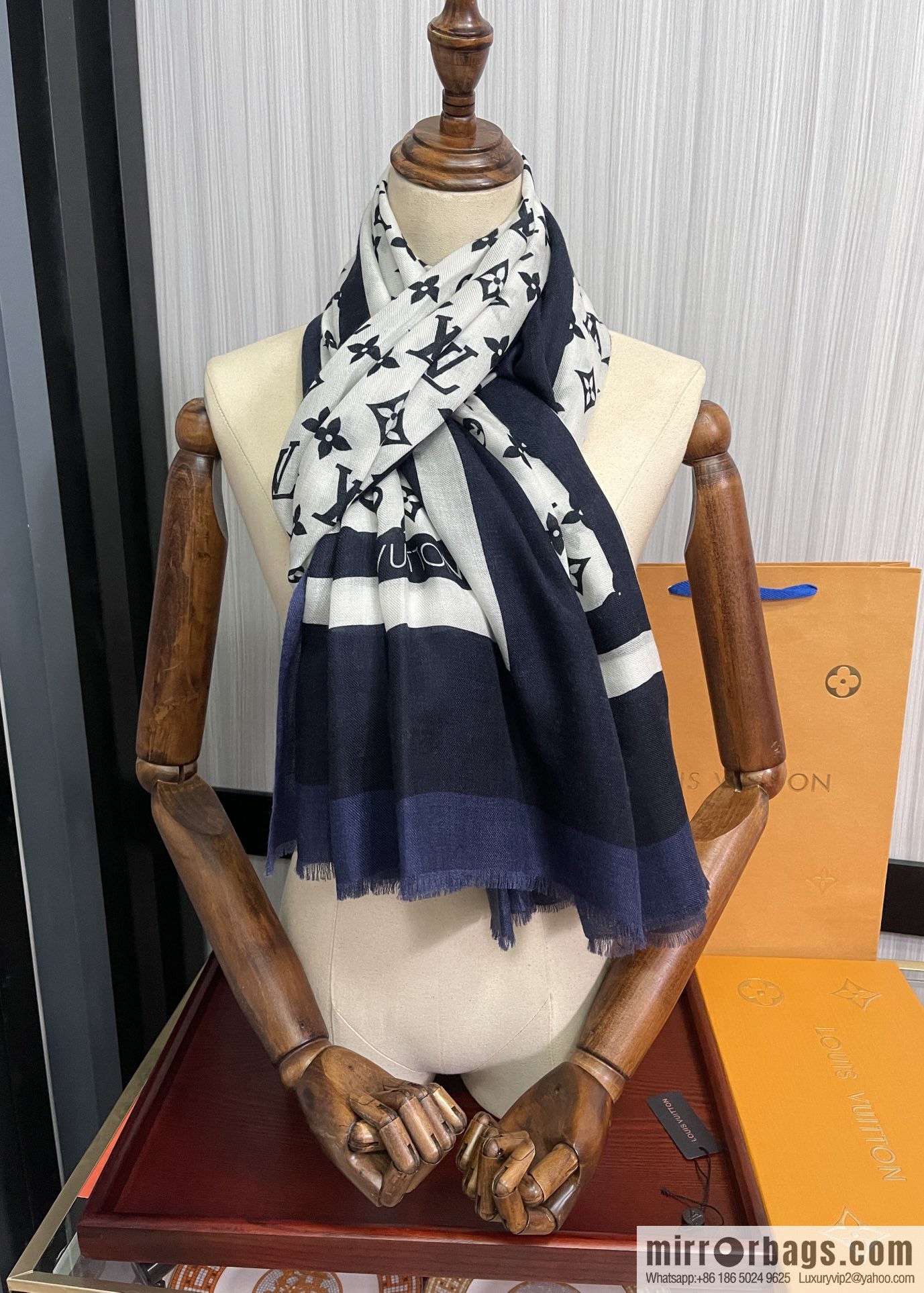 LV Louis Vuitton double-sided ring velvet long towel