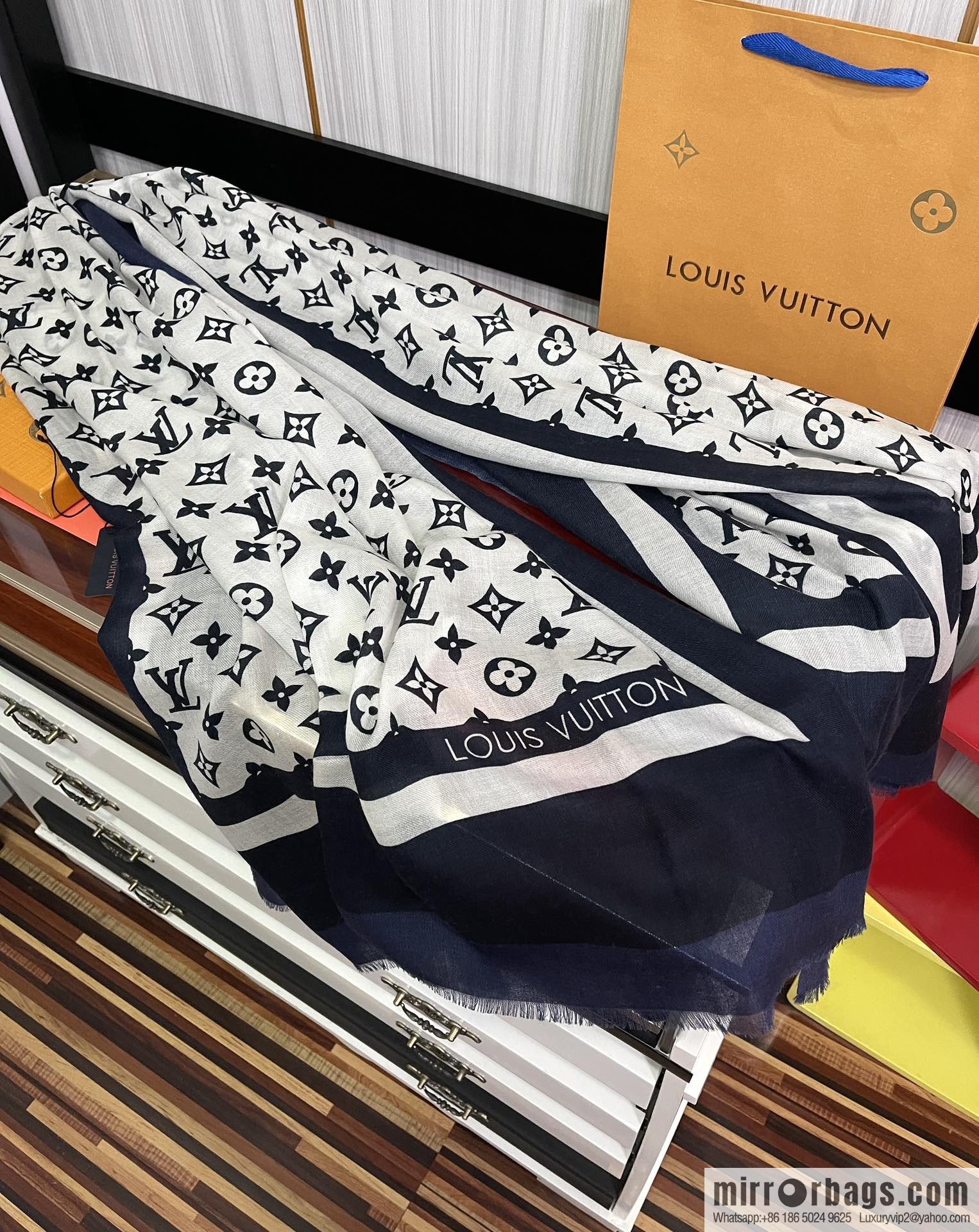 LV Louis Vuitton double-sided ring velvet long towel