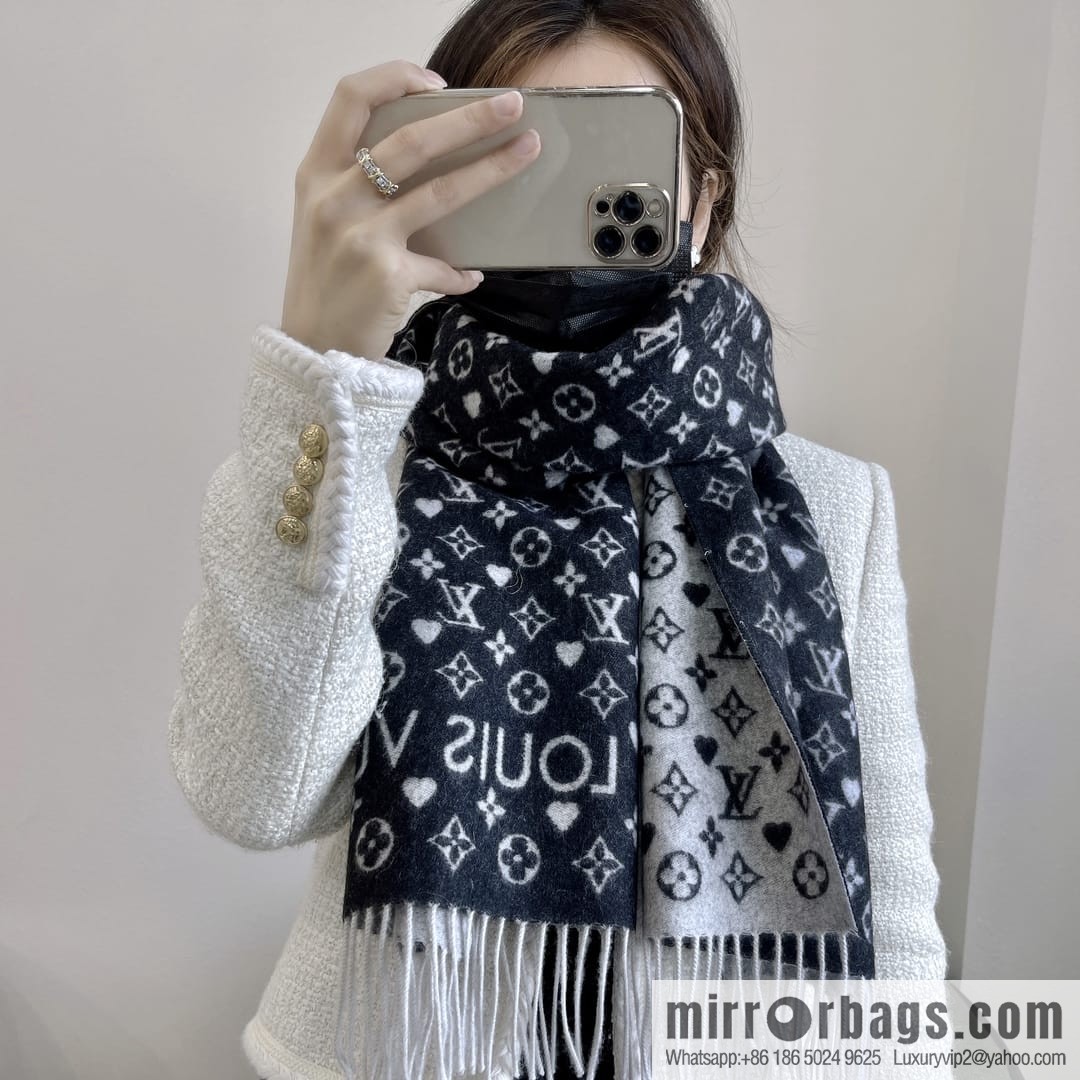 LV Louis Vuitton Game On Cashmere Scarf Mp2907