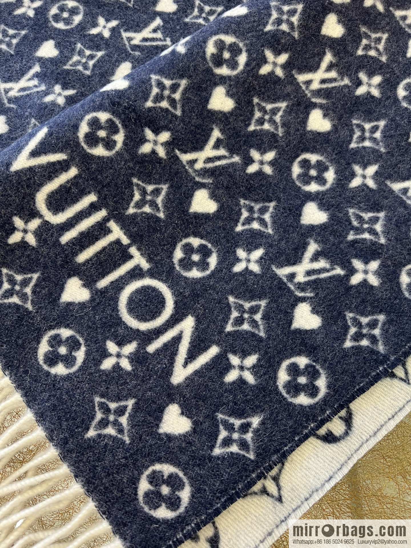 LV Louis Vuitton Game On Cashmere Scarf M77640