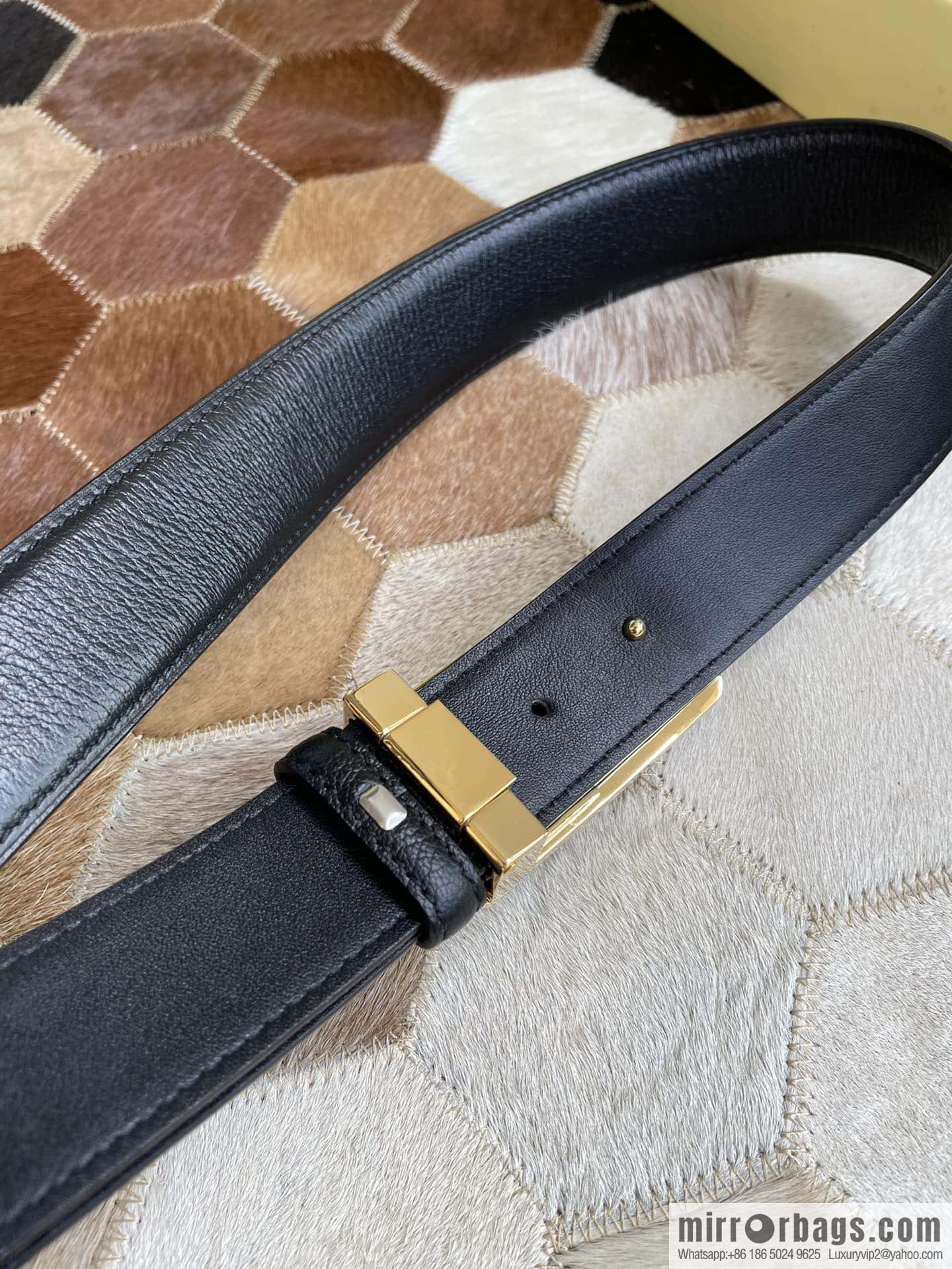 Burberry Burberry, logo warhorse metal buckle, sheep texture first layer cowhide belt 3.5CM