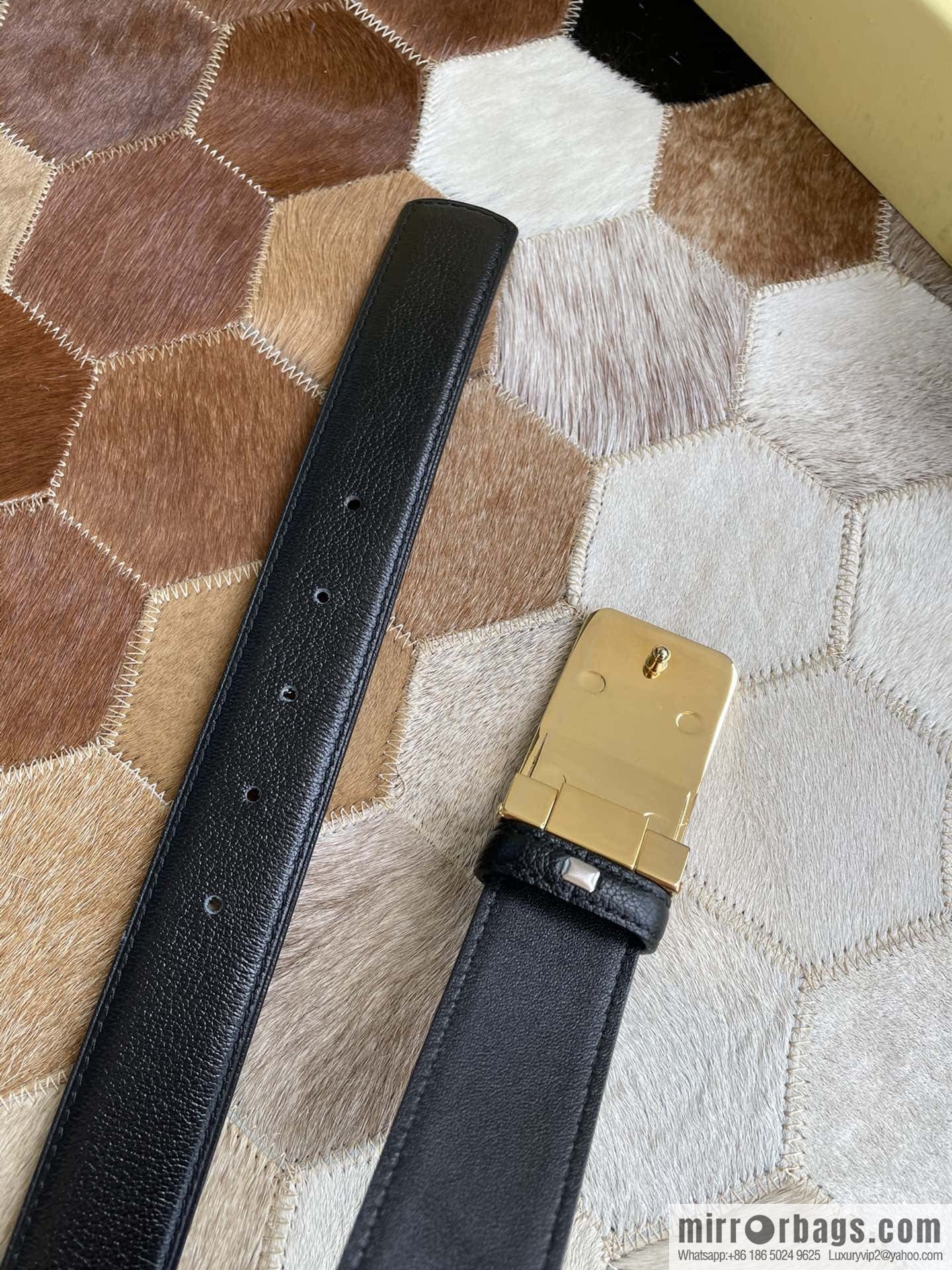 Burberry Burberry, logo warhorse metal buckle, sheep texture first layer cowhide belt 3.5CM
