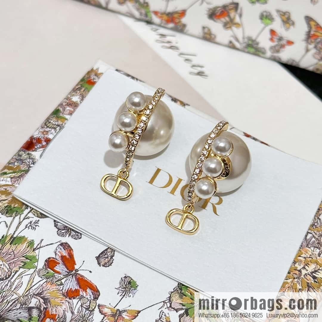 New ☑️ Dior pearl, earrings stud earrings