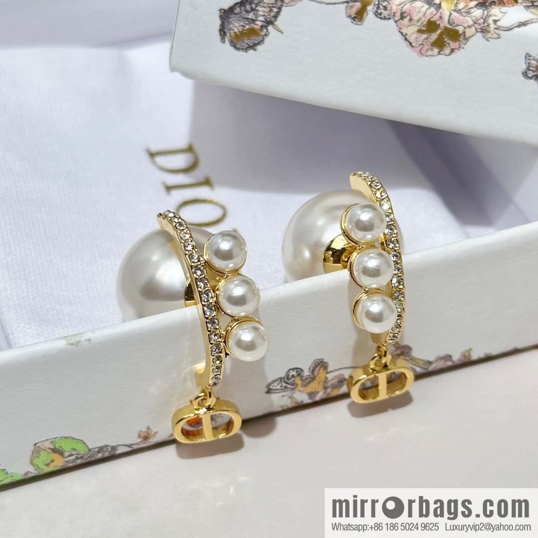 New ☑️ Dior pearl, earrings stud earrings