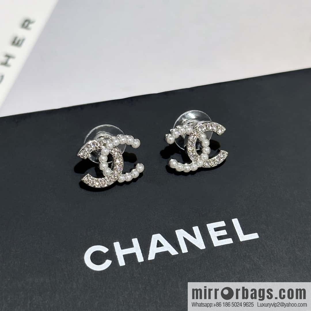 ❗️New ❗️ Chanel stud earrings ☀️ new ☑️ Chanel c1 double c half pearl half diamond stud earrings ☀️