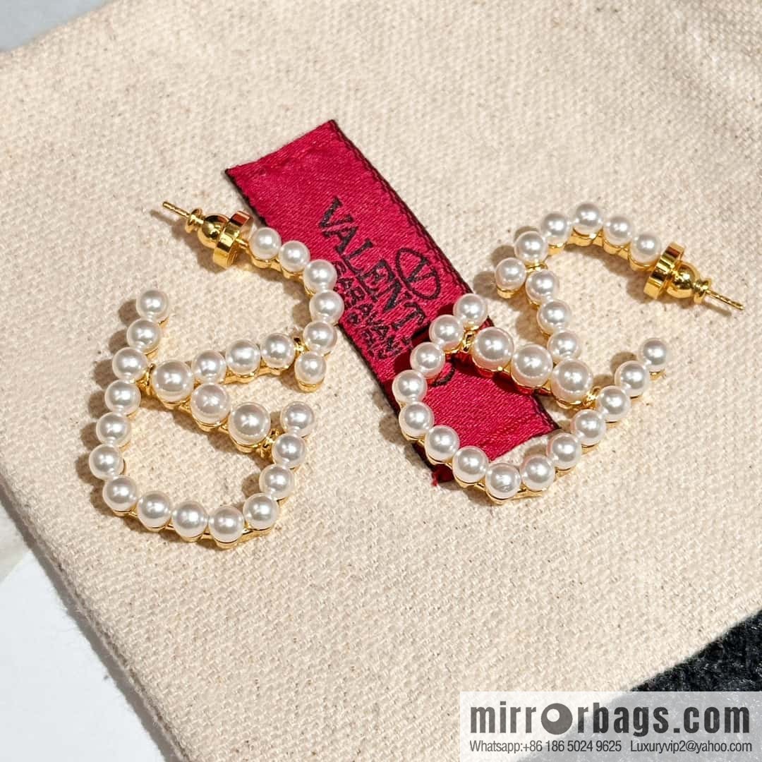 ❗️New ❗️ New ☑️ Valentino pearl stud earrings