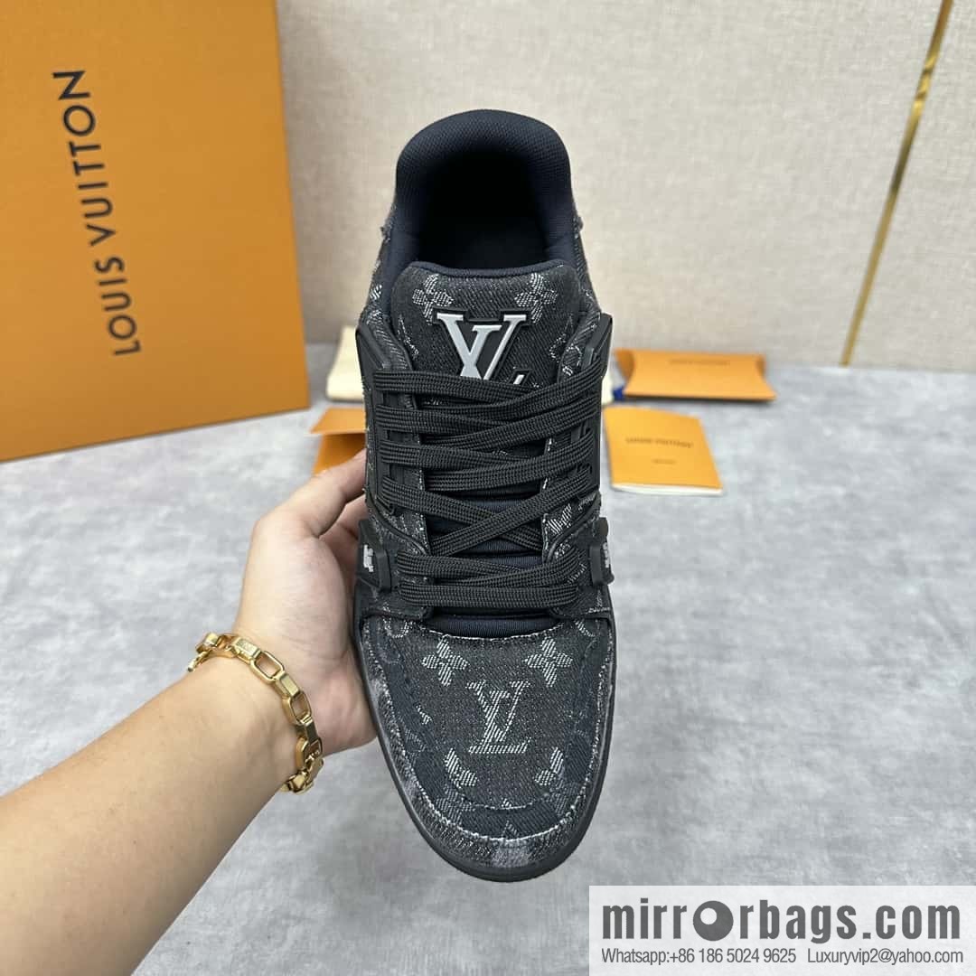 ππL's new product L * V~ The new TRAINER series sneakers are made of Monogram denim (denim) 1AC4ZB.