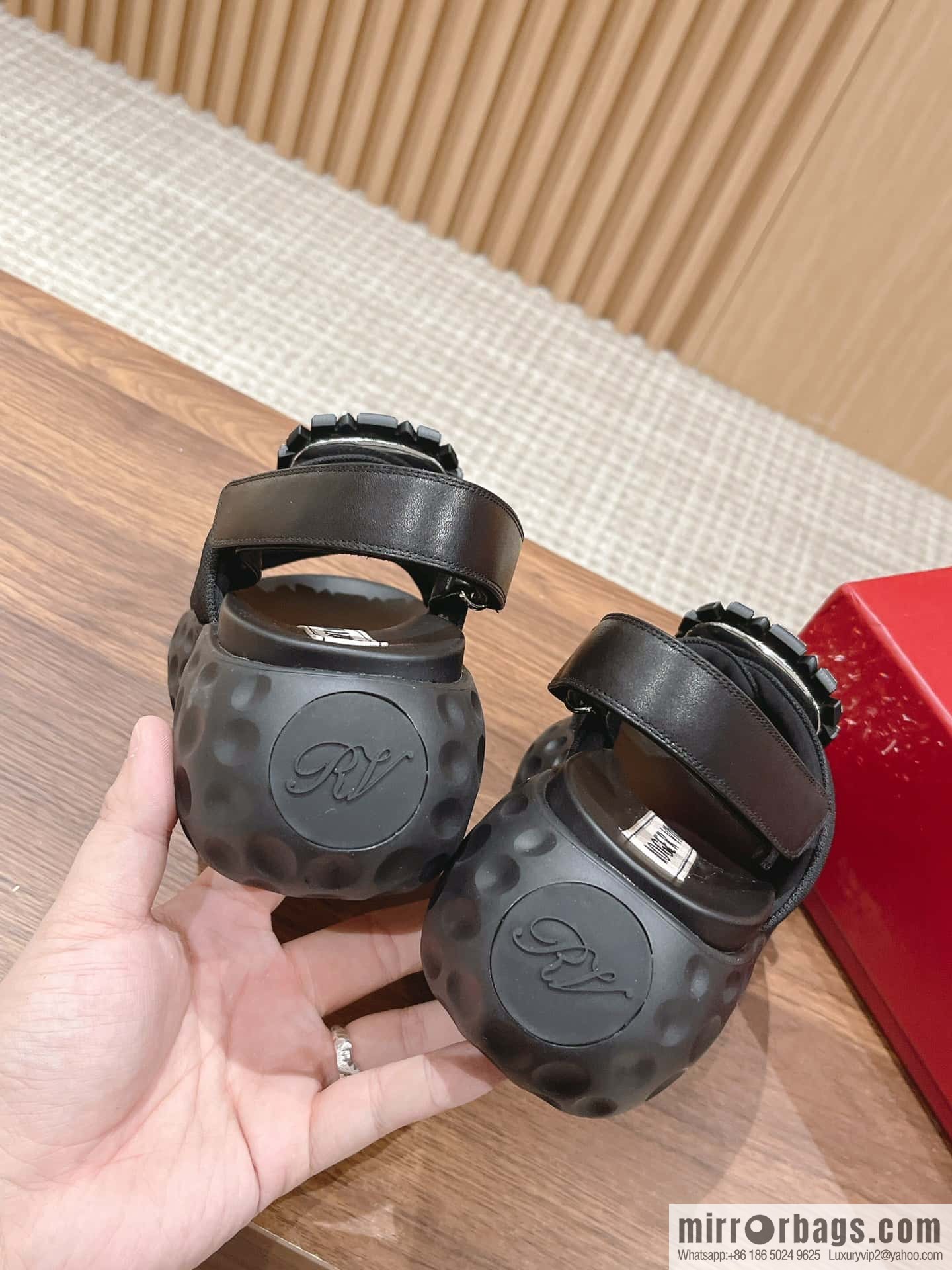 ππ¨π ππ« ππ’π―π’ππ« Viv Run Moonlight Button Sandals