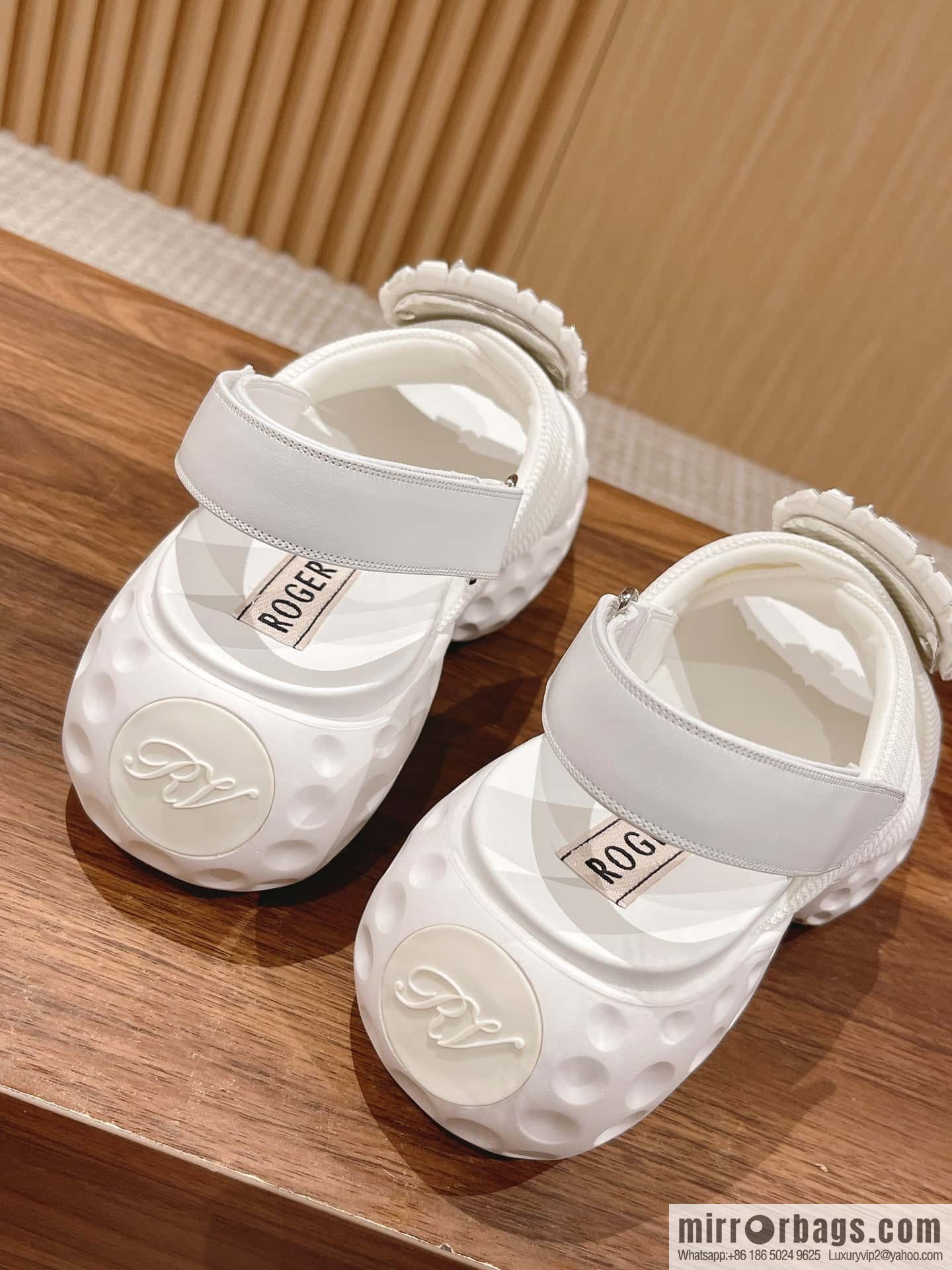 ππ¨π ππ« ππ’π―π’ππ« Viv Run Moonlight Button Sandals