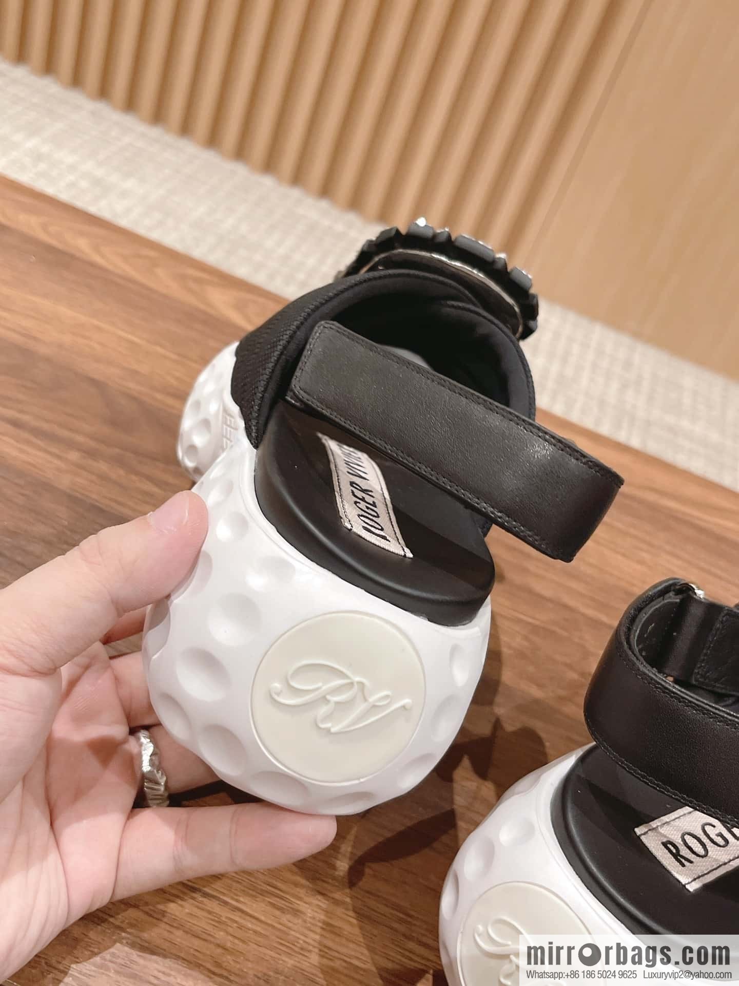 ππ¨π ππ« ππ’π―π’ππ« Viv Run Moonlight Button Sandals