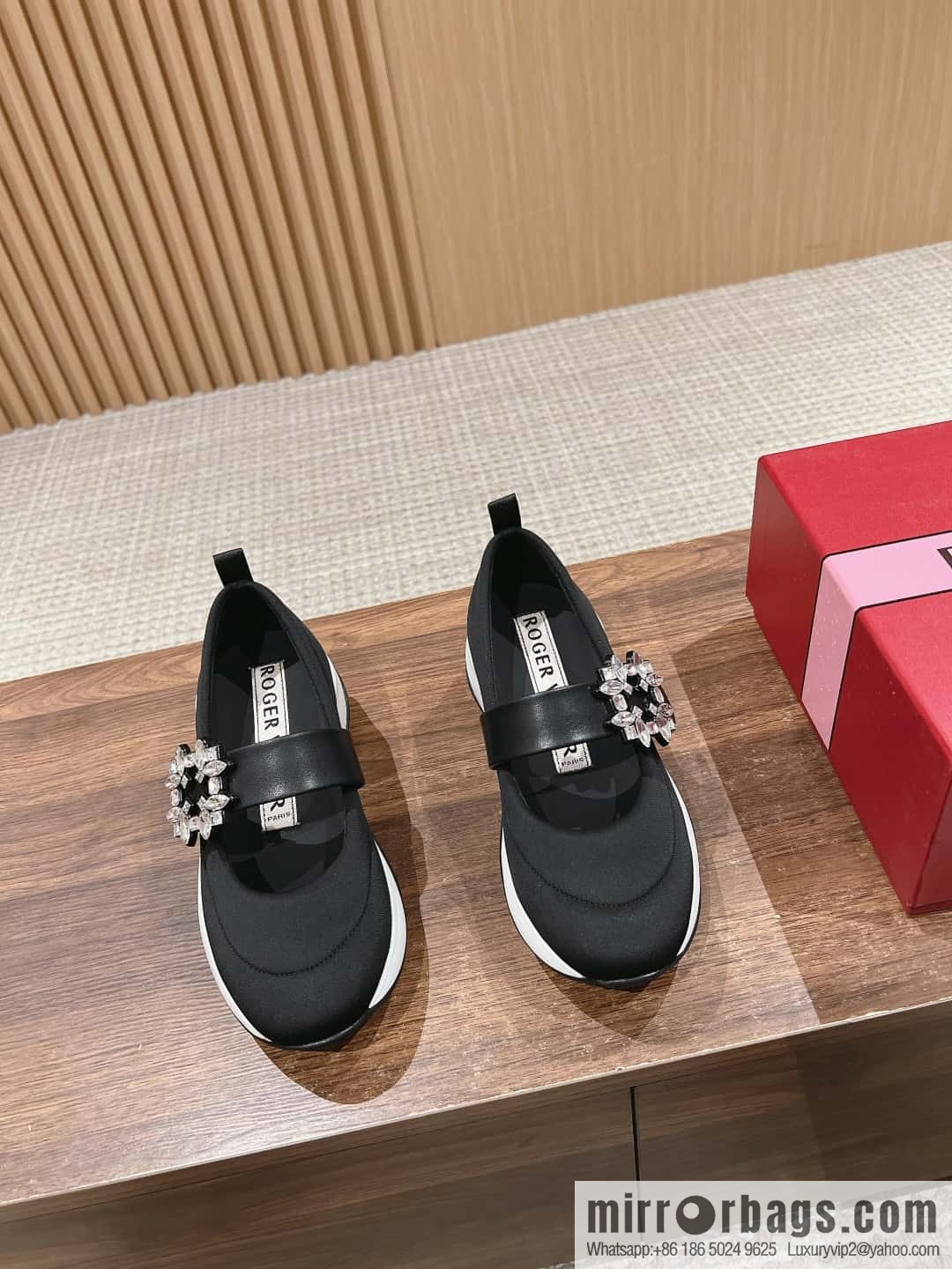 𝐑𝐨𝐠𝐞𝐫 𝐕𝐢𝐯𝐢𝐞𝐫 Roger Vivia #Early Spring New Viv'Run Buckle Fabric Sneakers