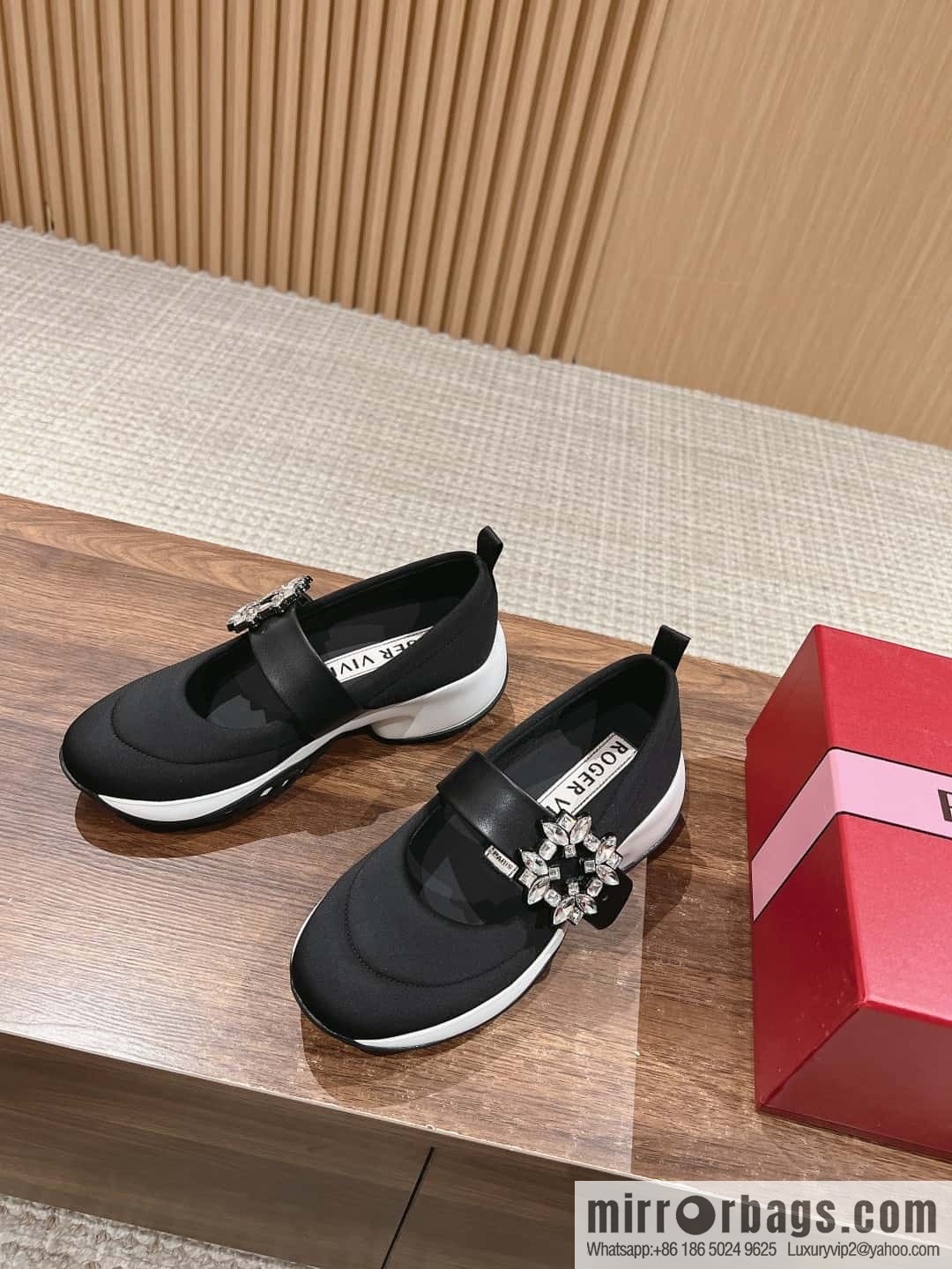 𝐑𝐨𝐠𝐞𝐫 𝐕𝐢𝐯𝐢𝐞𝐫 Roger Vivia #Early Spring New Viv'Run Buckle Fabric Sneakers