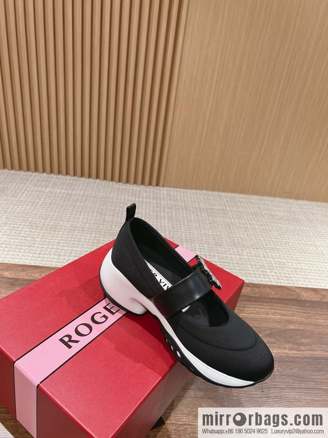 𝐑𝐨𝐠𝐞𝐫 𝐕𝐢𝐯𝐢𝐞𝐫 Roger Vivia #Early Spring New Viv'Run Buckle Fabric Sneakers