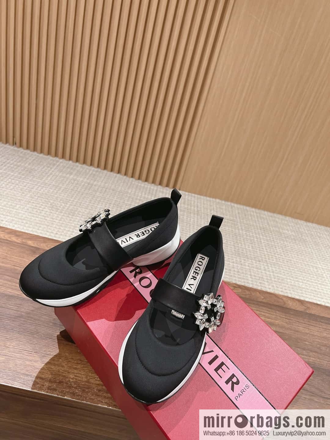 𝐑𝐨𝐠𝐞𝐫 𝐕𝐢𝐯𝐢𝐞𝐫 Roger Vivia #Early Spring New Viv'Run Buckle Fabric Sneakers