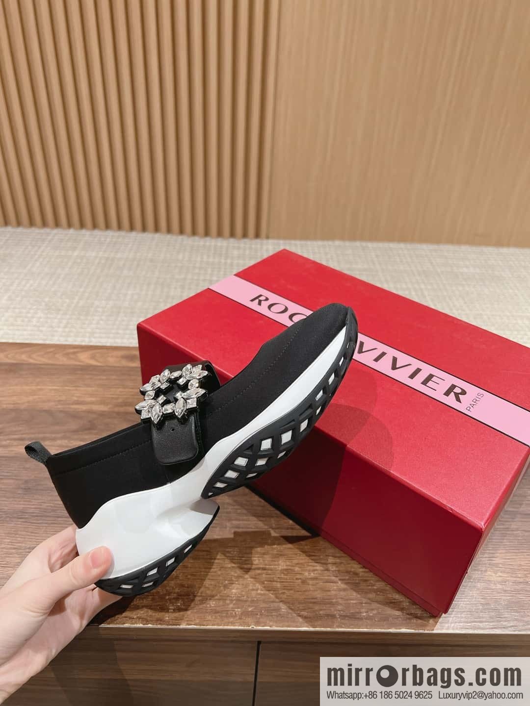 𝐑𝐨𝐠𝐞𝐫 𝐕𝐢𝐯𝐢𝐞𝐫 Roger Vivia #Early Spring New Viv'Run Buckle Fabric Sneakers