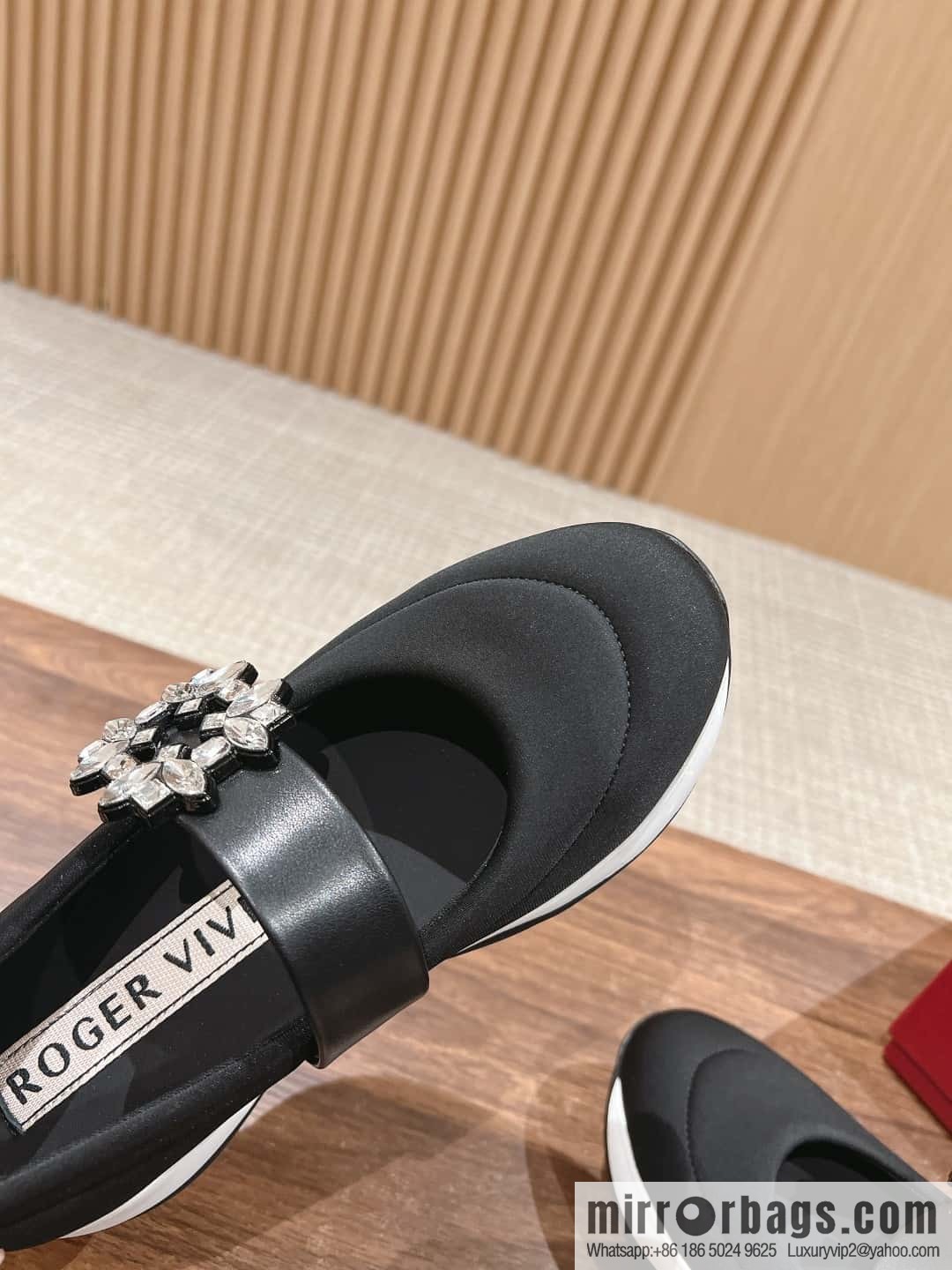 𝐑𝐨𝐠𝐞𝐫 𝐕𝐢𝐯𝐢𝐞𝐫 Roger Vivia #Early Spring New Viv'Run Buckle Fabric Sneakers