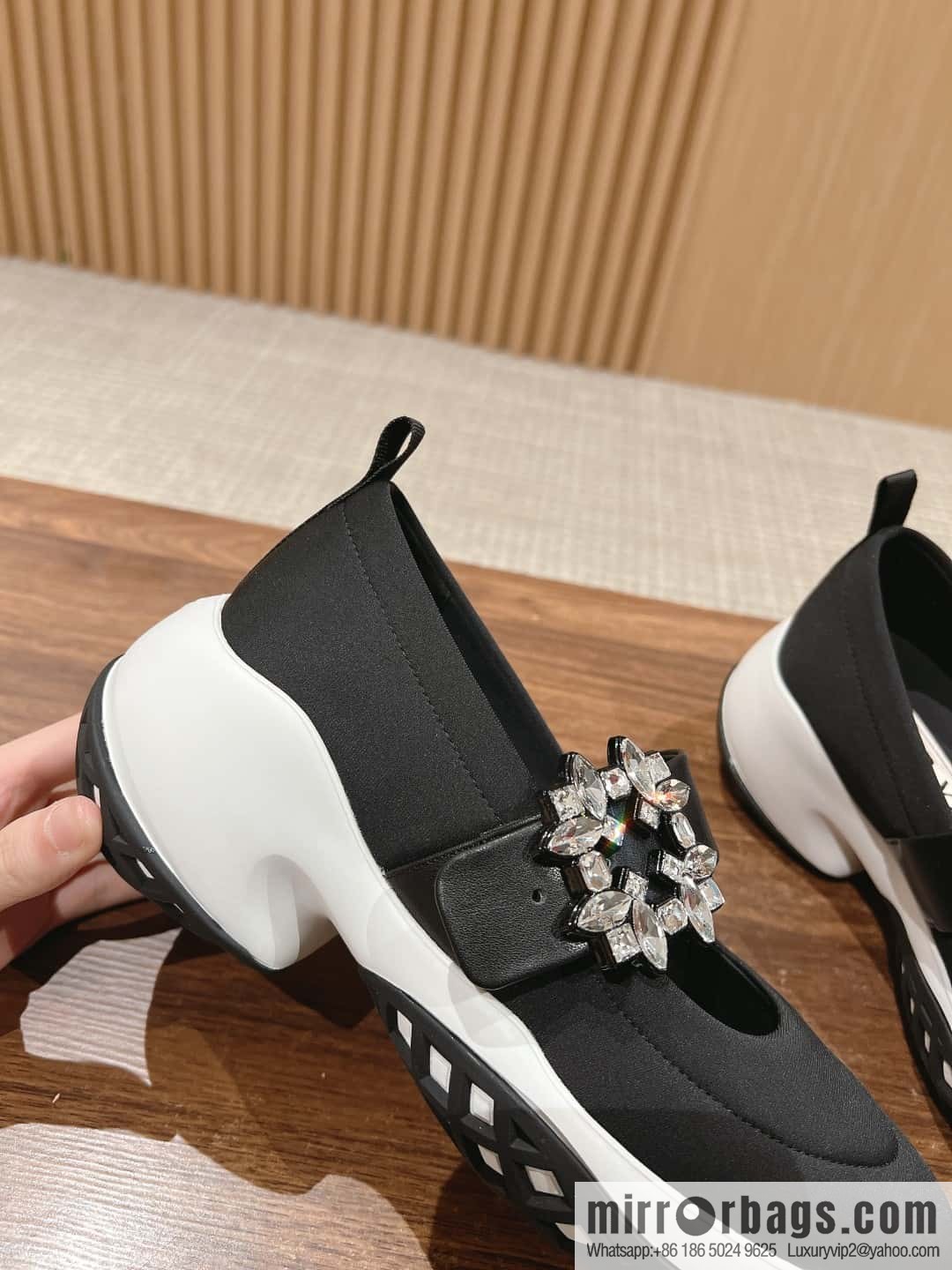 𝐑𝐨𝐠𝐞𝐫 𝐕𝐢𝐯𝐢𝐞𝐫 Roger Vivia #Early Spring New Viv'Run Buckle Fabric Sneakers