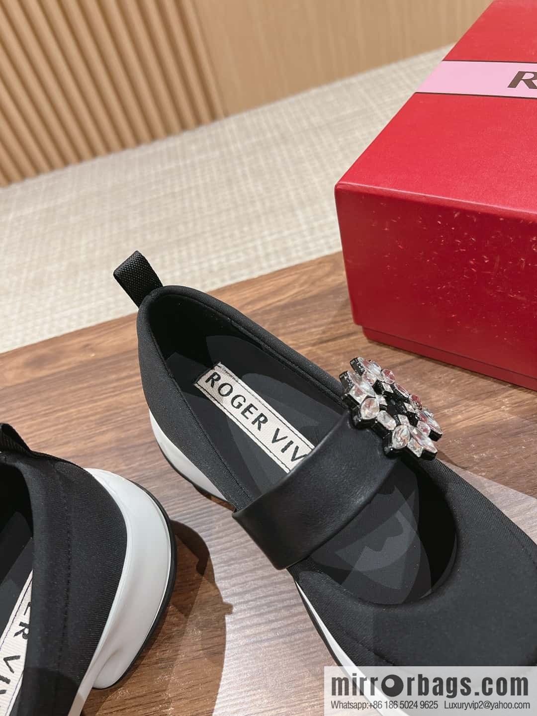 𝐑𝐨𝐠𝐞𝐫 𝐕𝐢𝐯𝐢𝐞𝐫 Roger Vivia #Early Spring New Viv'Run Buckle Fabric Sneakers