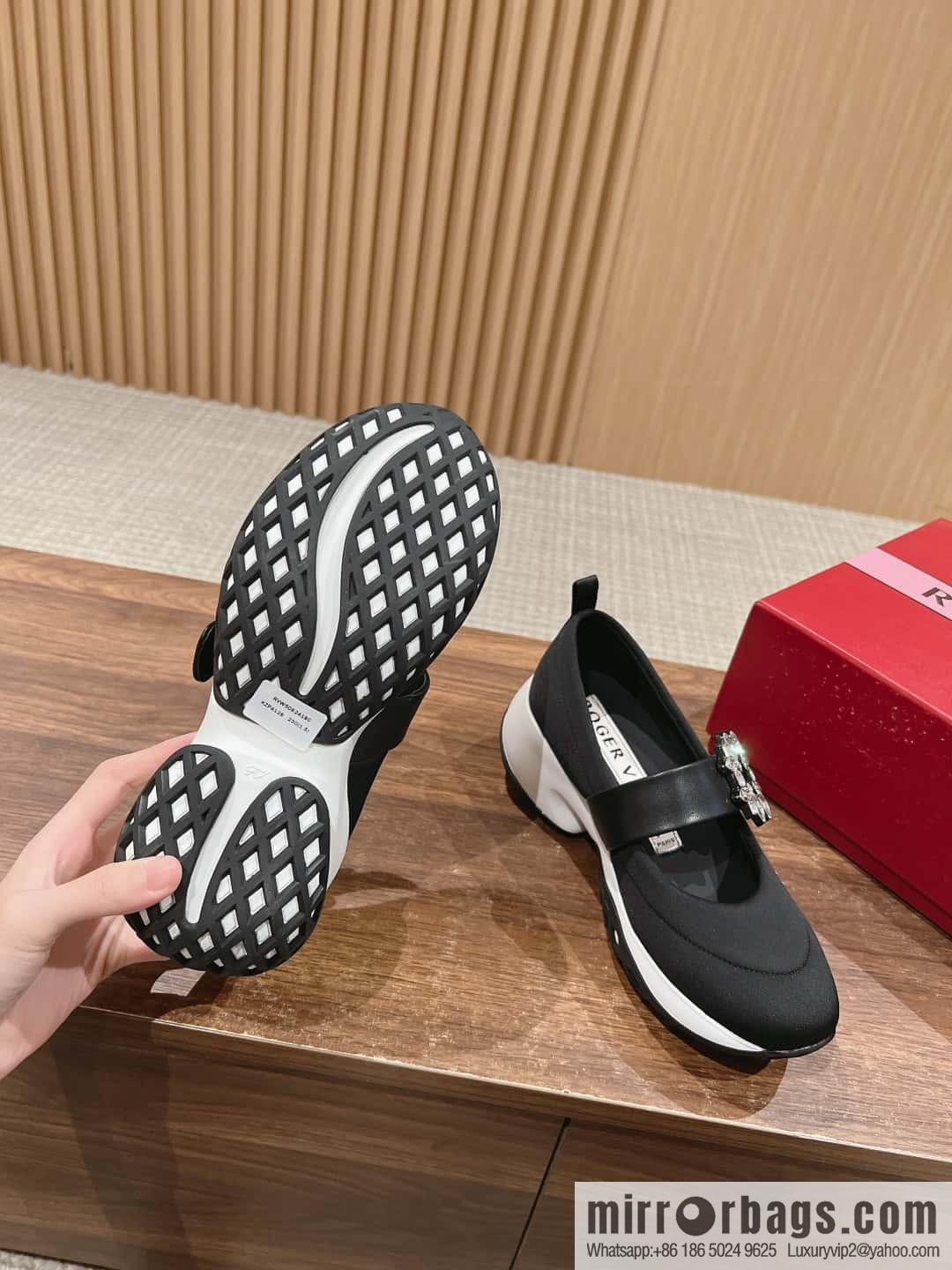 𝐑𝐨𝐠𝐞𝐫 𝐕𝐢𝐯𝐢𝐞𝐫 Roger Vivia #Early Spring New Viv'Run Buckle Fabric Sneakers