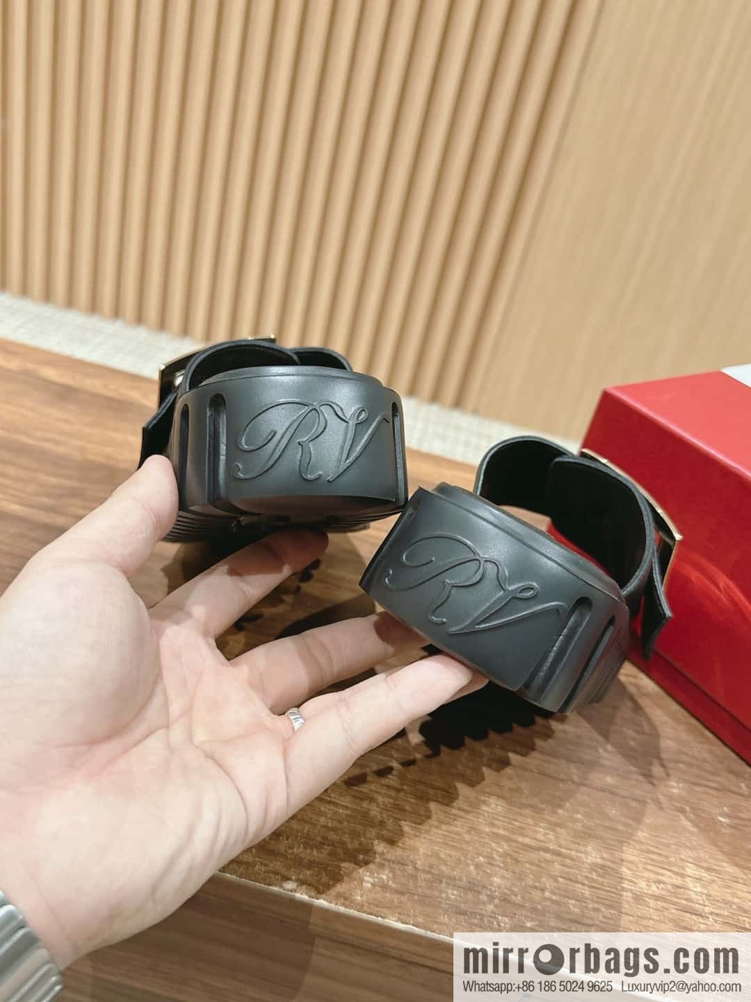 πππππ ππππππ Roger Vivia's new cookie platform slippers