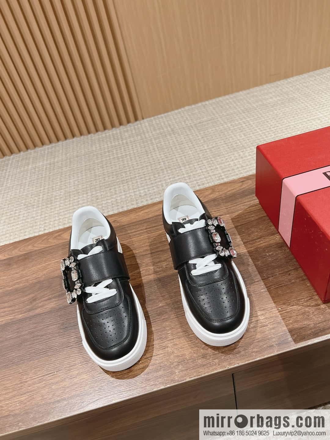 𝐑𝐨𝐠𝐞𝐫 𝐕𝐢𝐯𝐢𝐞𝐫# Roger Vivia's new Zhou Dongyu~ Tang Yan~ Linda's same RV square buckle white shoes