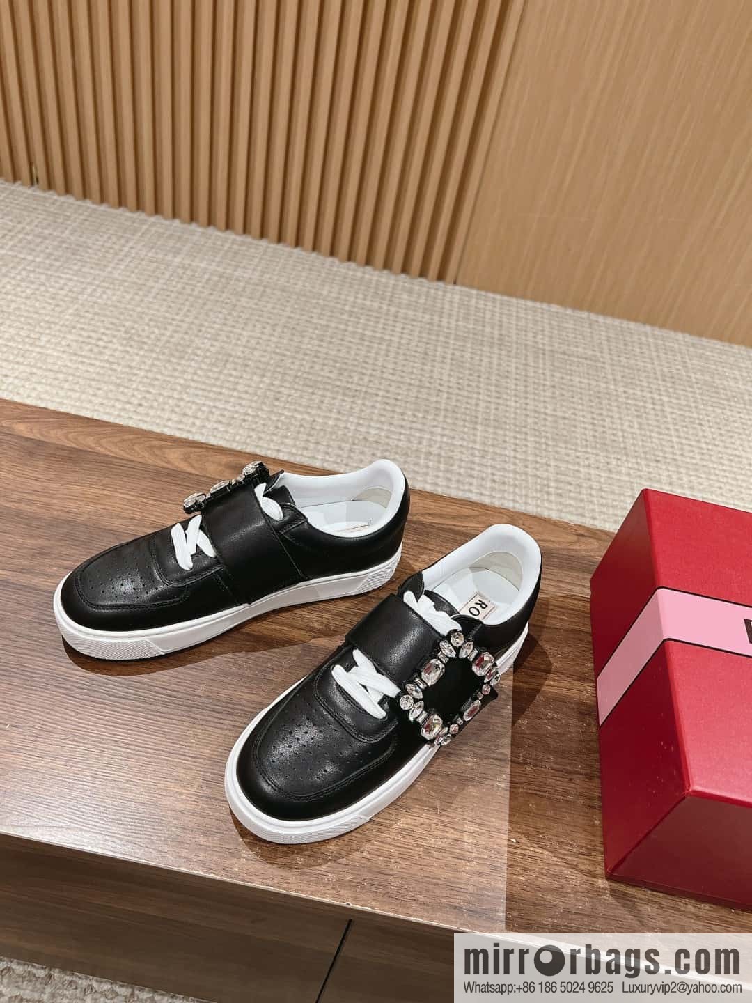 𝐑𝐨𝐠𝐞𝐫 𝐕𝐢𝐯𝐢𝐞𝐫# Roger Vivia's new Zhou Dongyu~ Tang Yan~ Linda's same RV square buckle white shoes