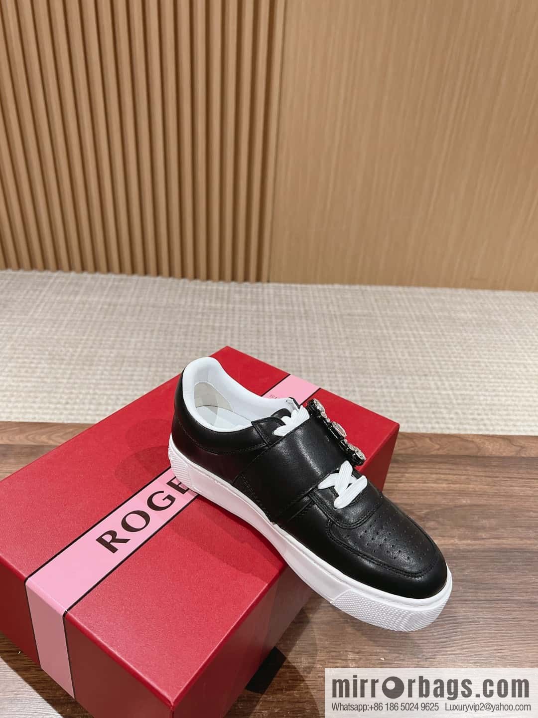 𝐑𝐨𝐠𝐞𝐫 𝐕𝐢𝐯𝐢𝐞𝐫# Roger Vivia's new Zhou Dongyu~ Tang Yan~ Linda's same RV square buckle white shoes