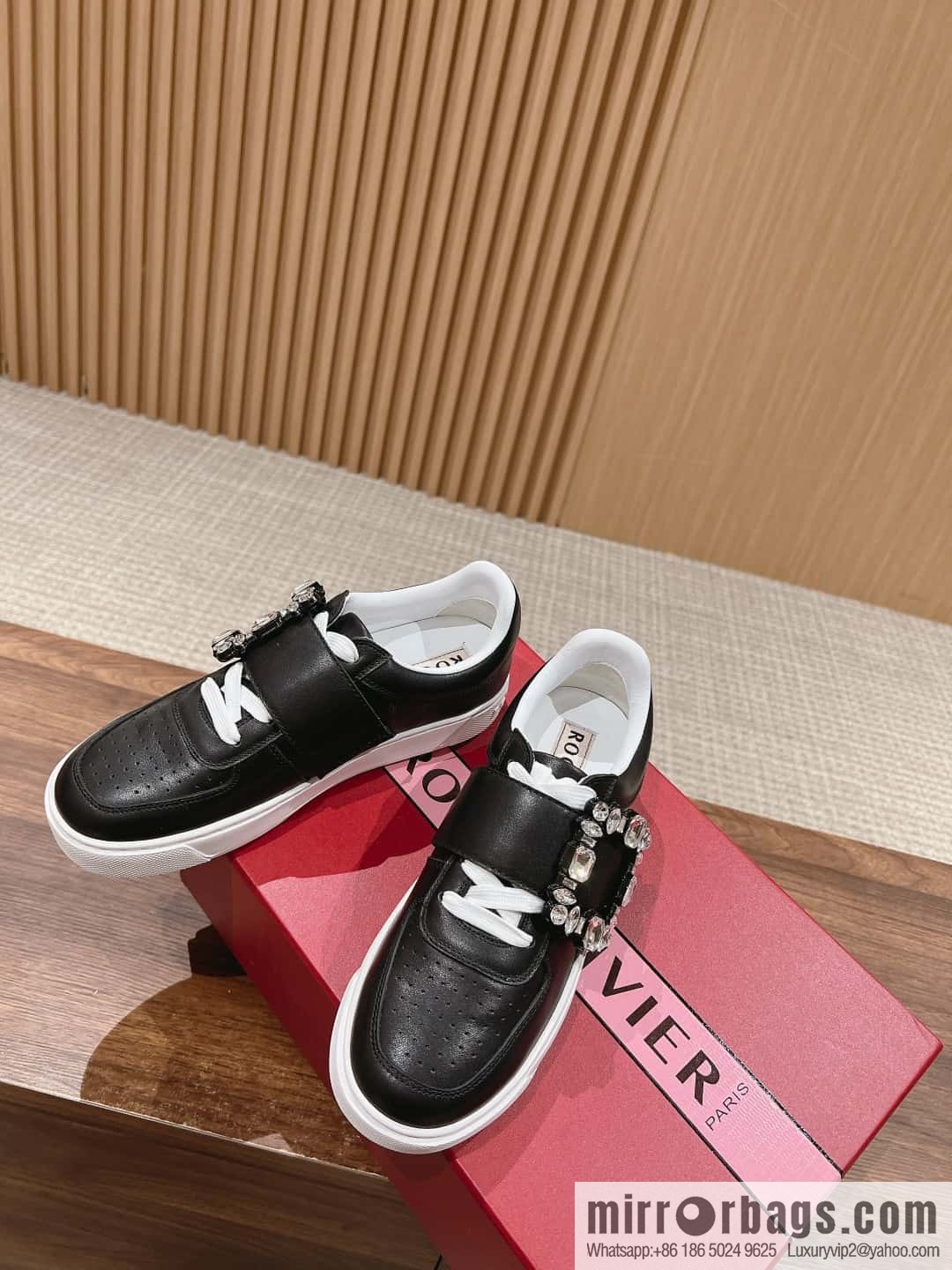 𝐑𝐨𝐠𝐞𝐫 𝐕𝐢𝐯𝐢𝐞𝐫# Roger Vivia's new Zhou Dongyu~ Tang Yan~ Linda's same RV square buckle white shoes